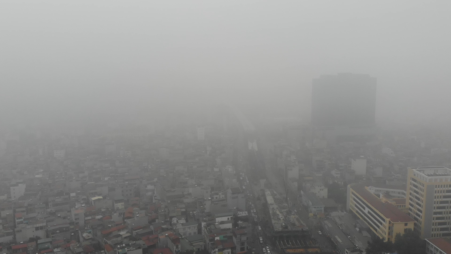 Hà Nội ô nhiễm không khí nặng: Người dân ra đường tưởng ‘đi trong sương mù' - Ảnh 1.