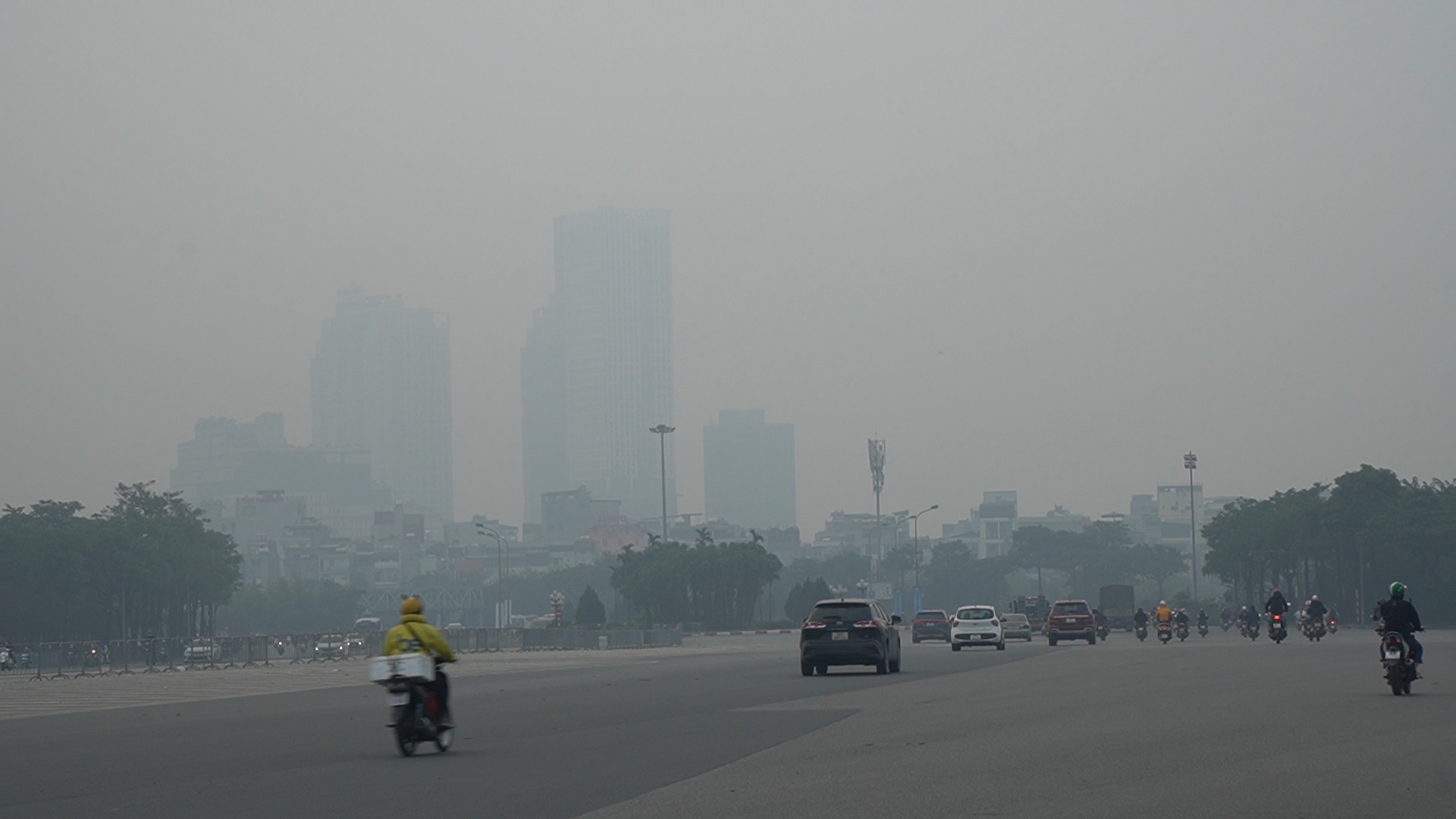 Hà Nội ô nhiễm không khí nặng: Người dân ra đường tưởng ‘đi trong sương mù' - Ảnh 3.