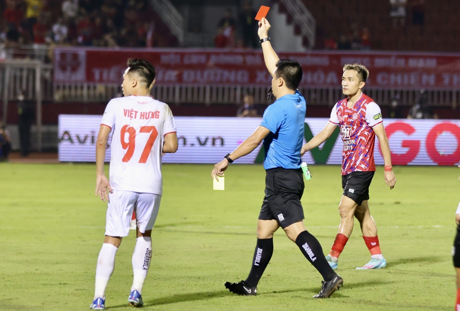 Đội trưởng CLB TP.HCM nhận thẻ đỏ, HLV Phùng Thanh Phương: 'Quá nặng tay' - Ảnh 2.