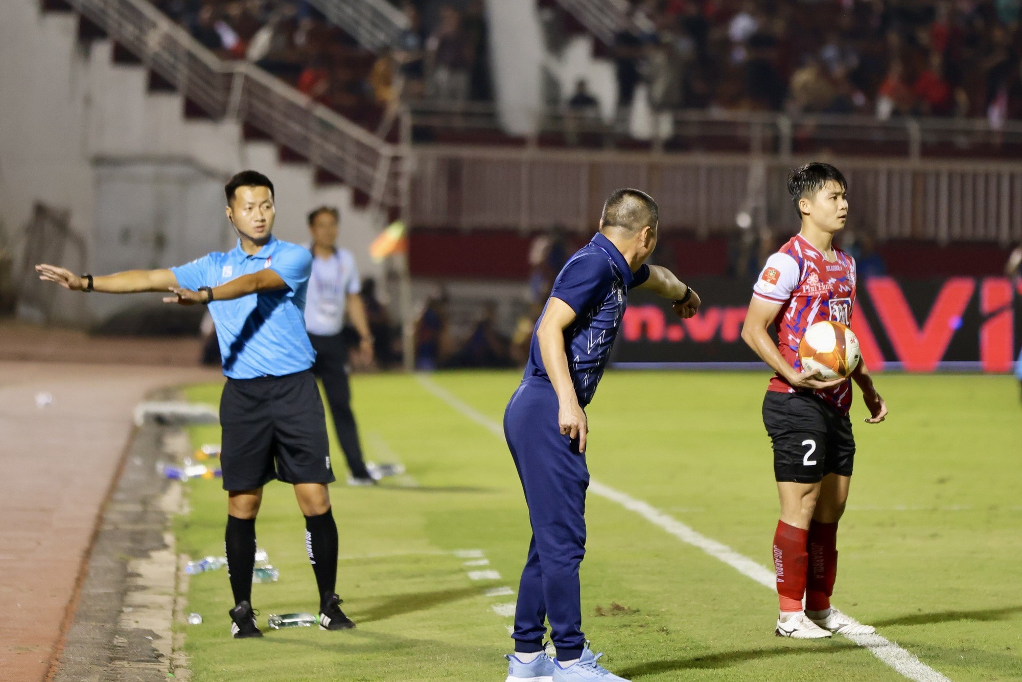 Đội trưởng CLB TP.HCM nhận thẻ đỏ, HLV Phùng Thanh Phương: 'Quá nặng tay' - Ảnh 1.