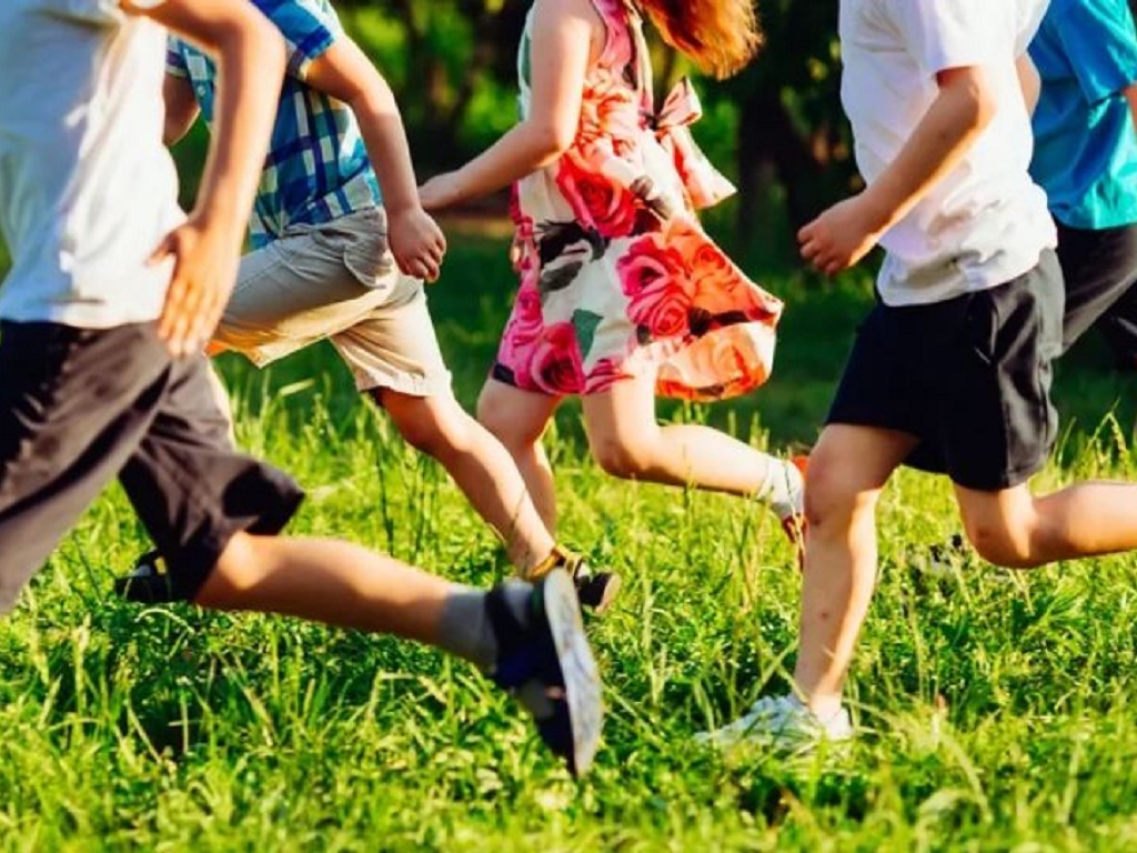 Trẻ chạy nhảy, vận động nhiều sẽ nhanh hồi phục khi bị viêm đường hô hấp