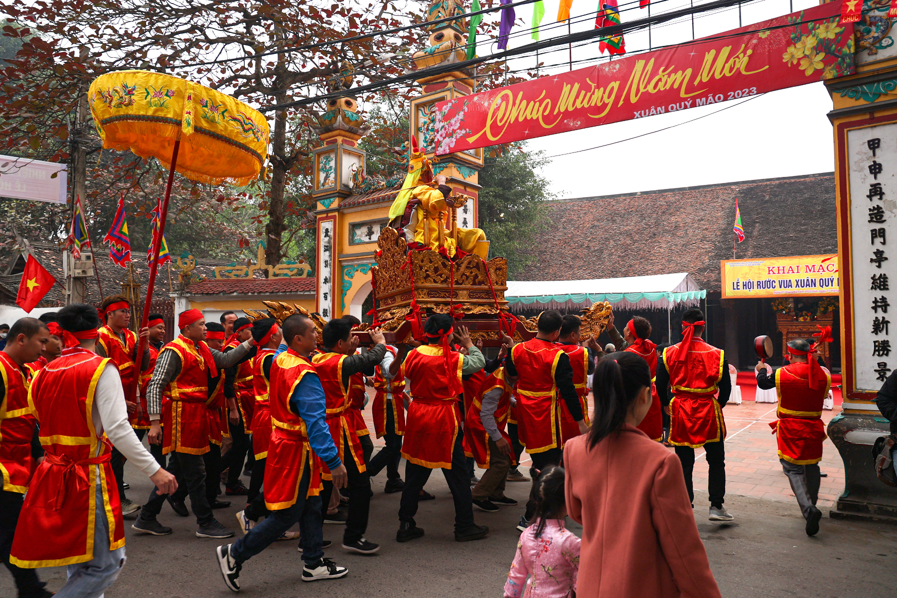 Lễ hội rước 'vua chúa sống' có một không hai ở ngoại thành Hà Nội - Ảnh 4.