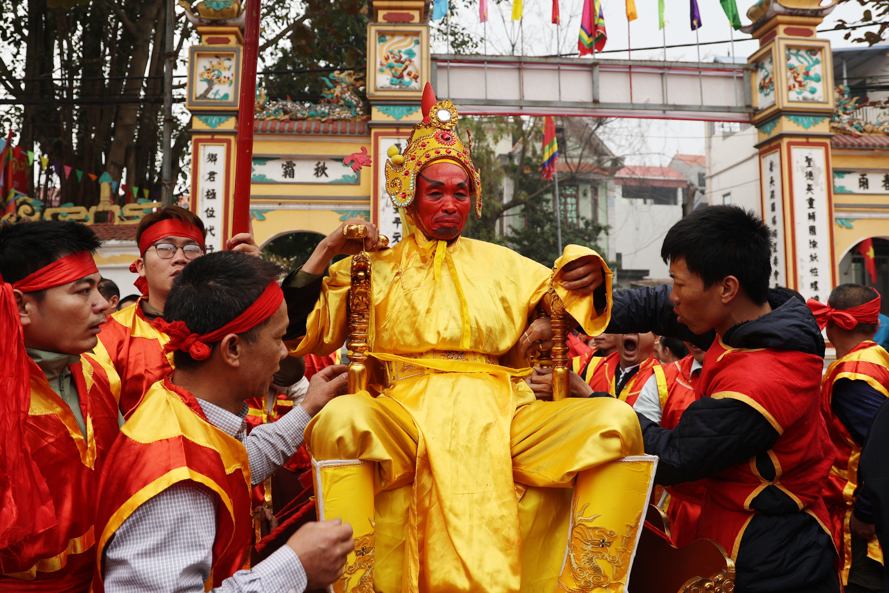 Lễ hội rước 'vua chúa sống' có một không hai ở ngoại thành Hà Nội - Ảnh 5.