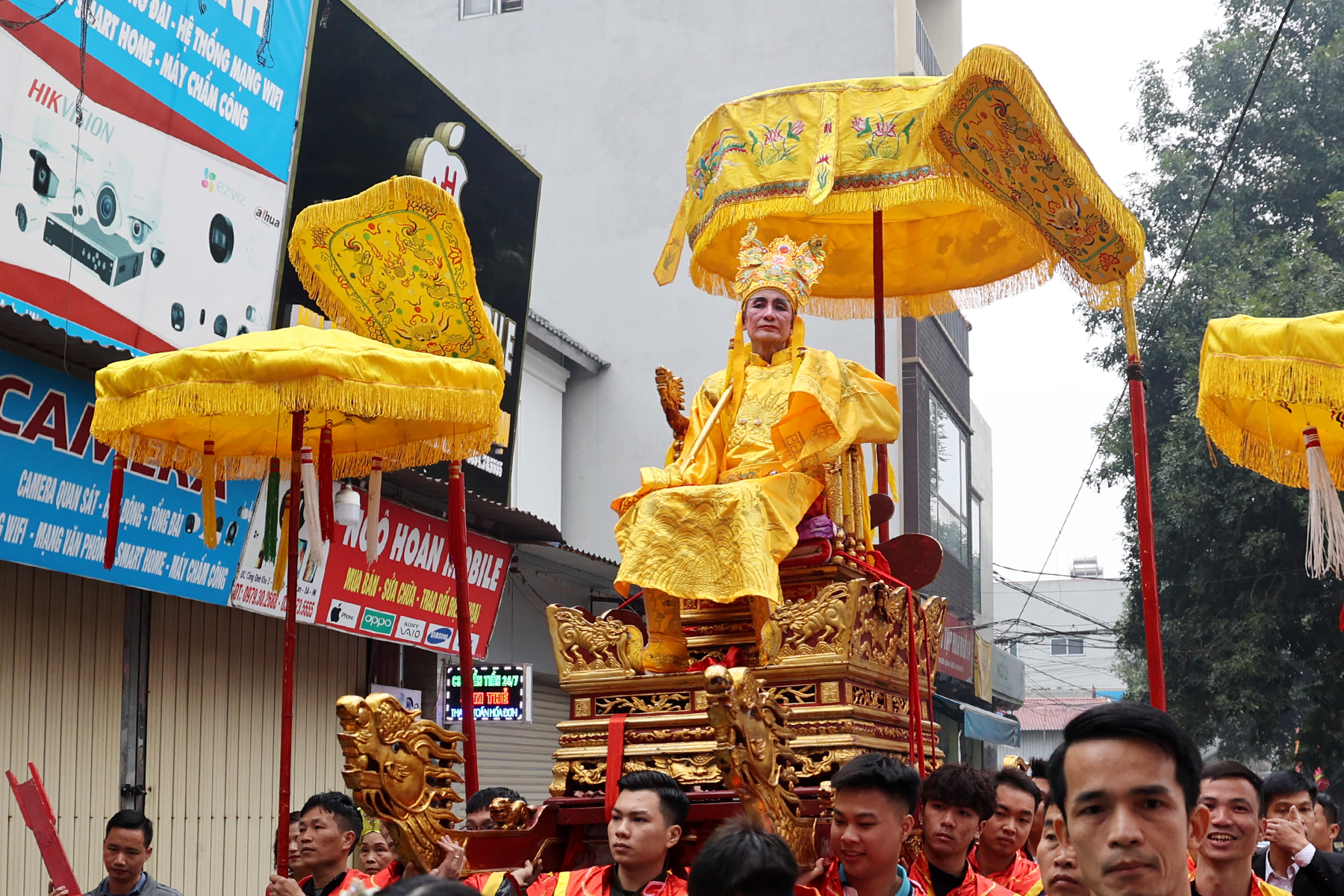 Lễ hội rước 'vua chúa sống' có một không hai ở ngoại thành Hà Nội - Ảnh 7.