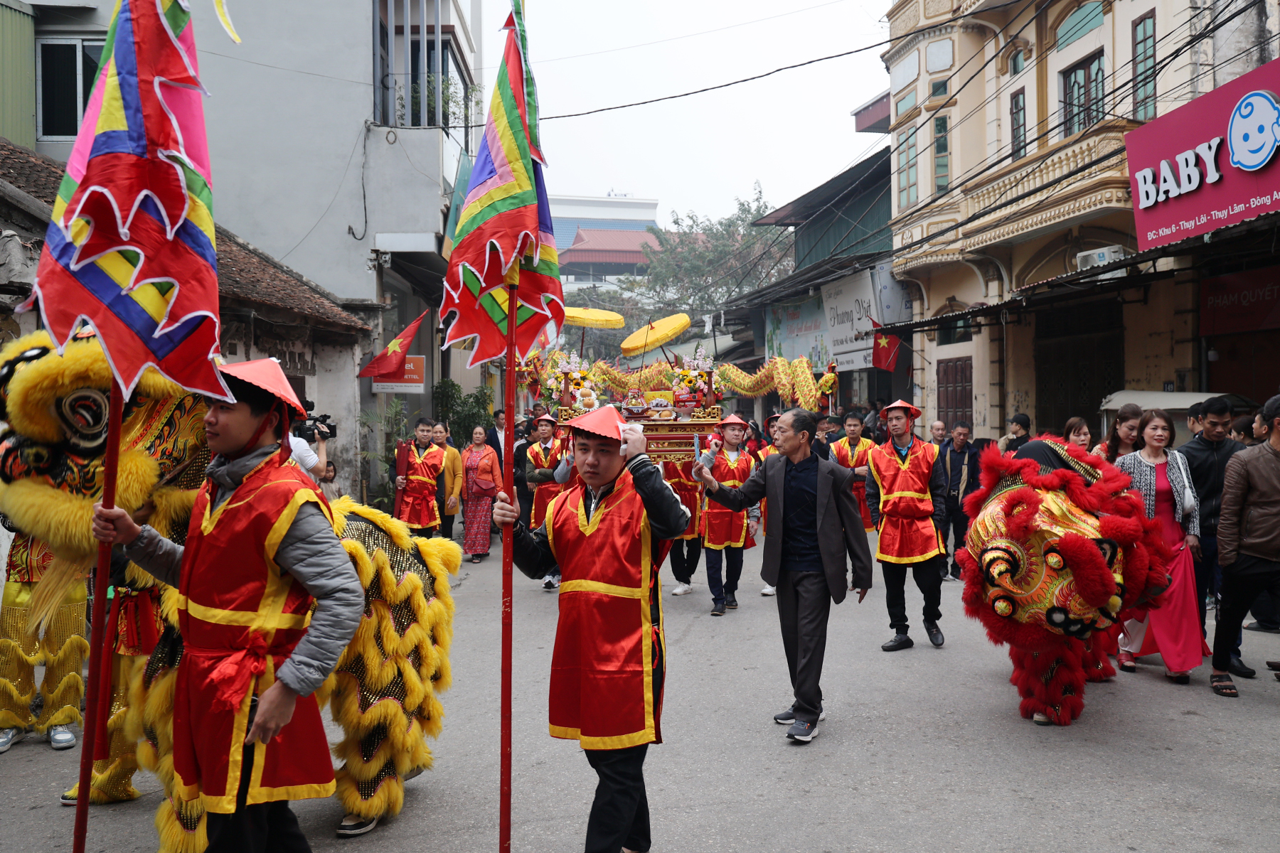 Lễ hội rước 'vua chúa sống' có một không hai ở ngoại thành Hà Nội - Ảnh 2.