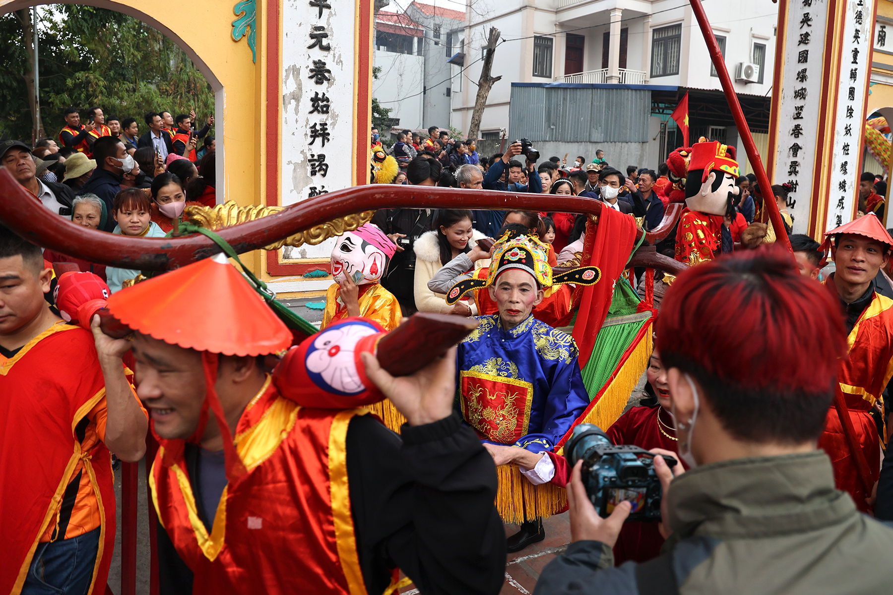 Lễ hội rước 'vua chúa sống' có một không hai ở ngoại thành Hà Nội - Ảnh 10.