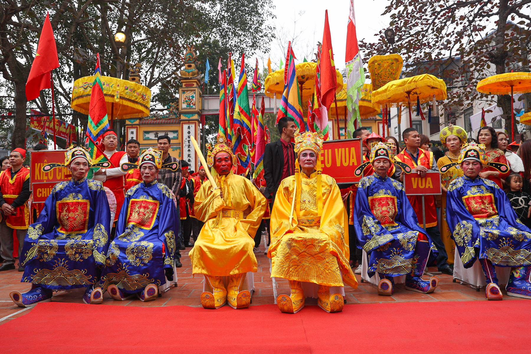 Lễ hội rước 'vua chúa sống' có một không hai ở ngoại thành Hà Nội - Ảnh 9.