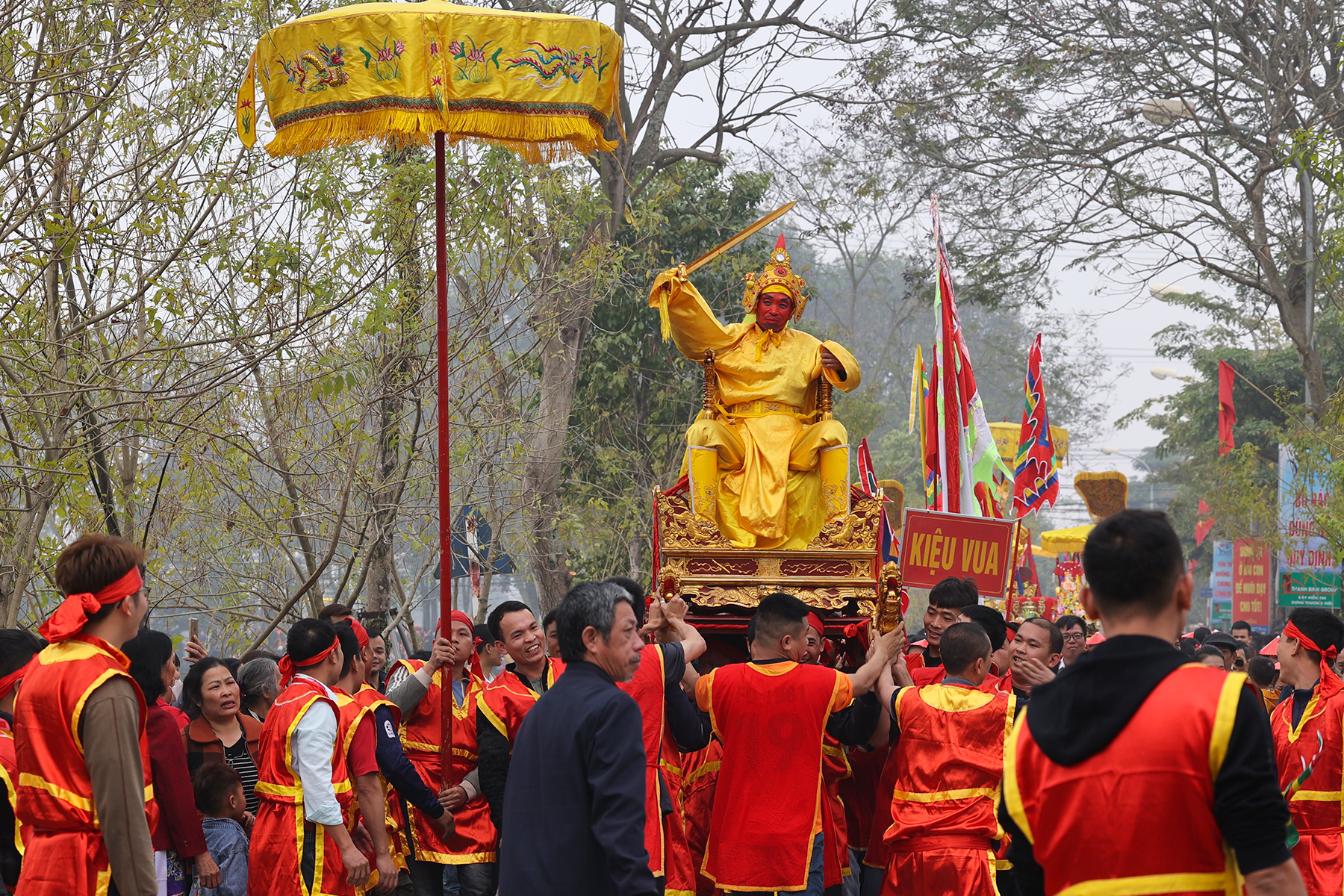 Lễ hội rước 'vua chúa sống' có một không hai ở ngoại thành Hà Nội - Ảnh 3.