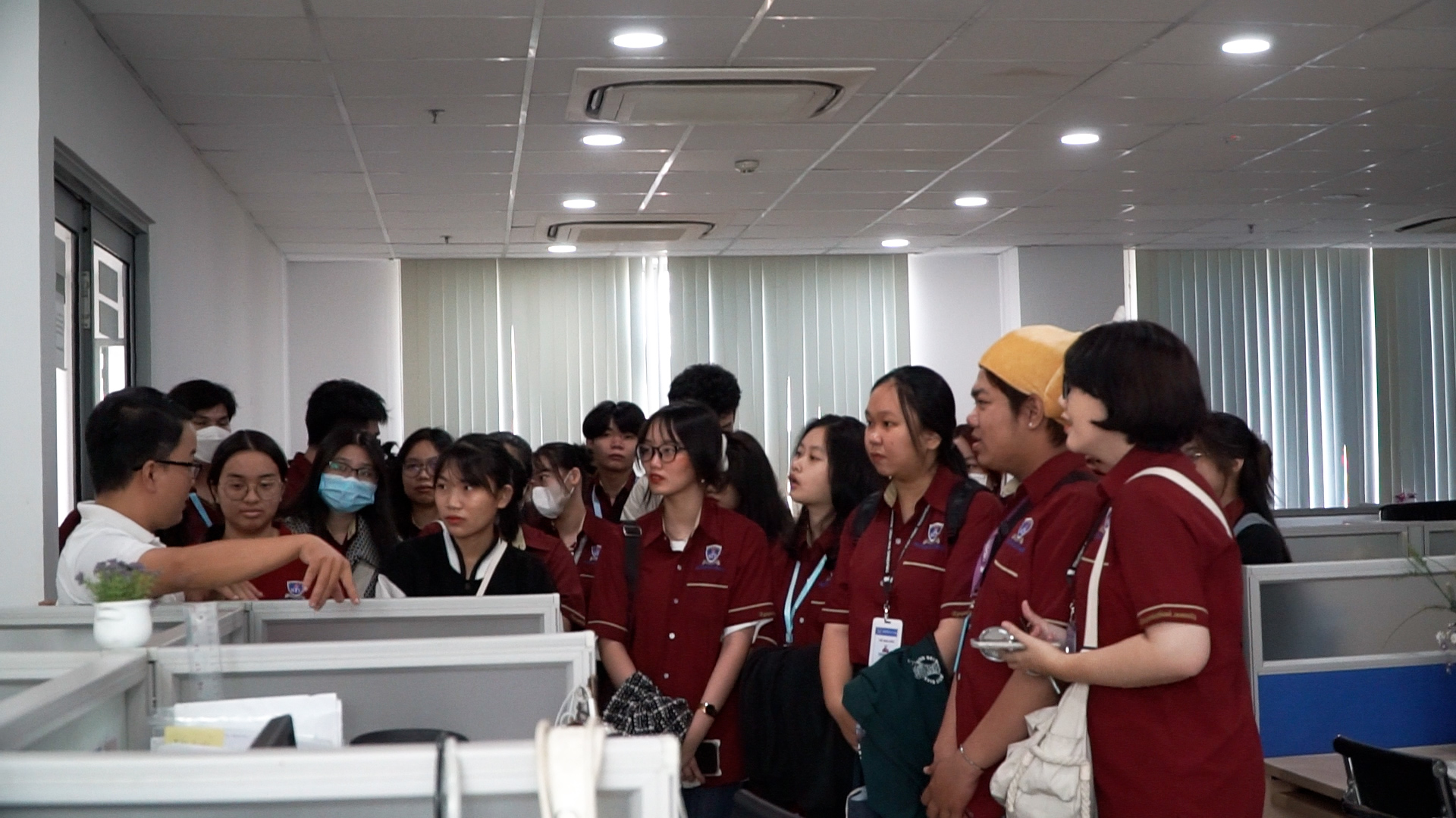 Sinh viên Trường ĐH Nguyễn Tất Thành trải nghiệm truyền thông đa phương tiện Báo Thanh Niên - Ảnh 1.