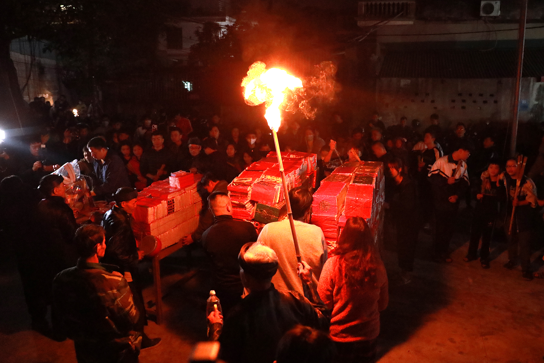 Độc đáo lễ hội đốt cả 'núi' vàng mã cho dân làng lấy đỏ ở Hà Nội - Ảnh 2.