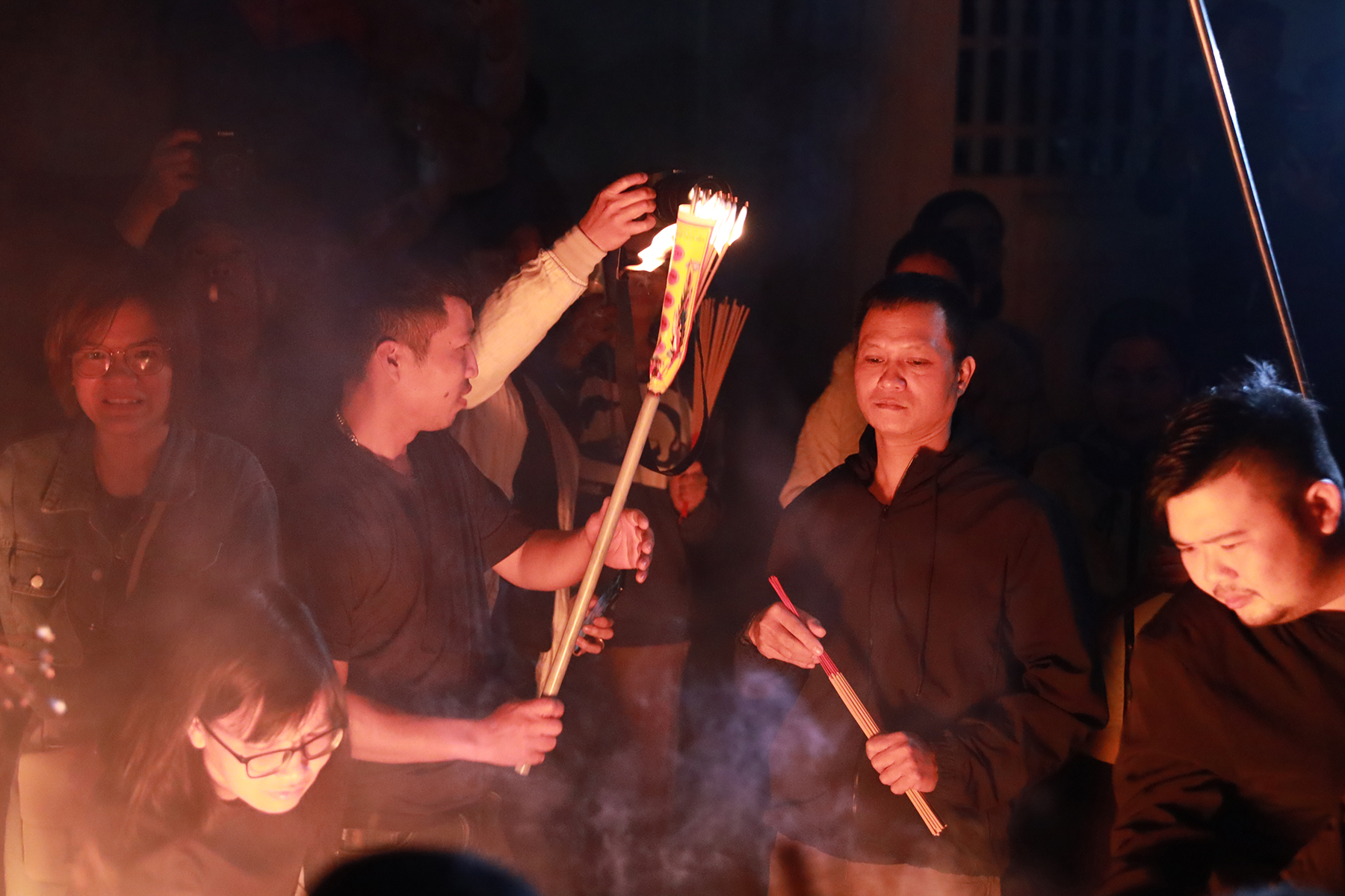 Độc đáo lễ hội đốt cả 'núi' vàng mã cho dân làng lấy đỏ ở Hà Nội - Ảnh 8.