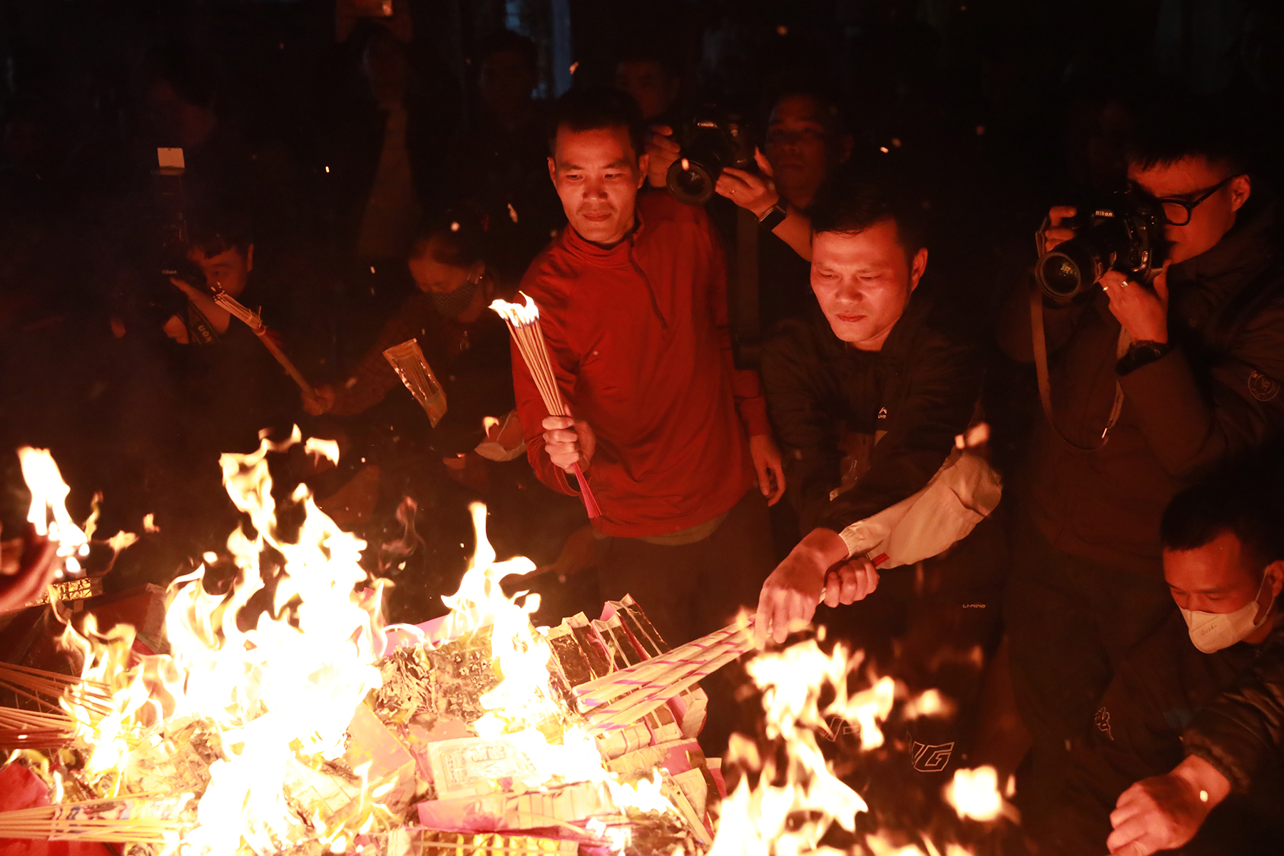 Độc đáo lễ hội đốt cả 'núi' vàng mã cho dân làng lấy đỏ ở Hà Nội - Ảnh 9.