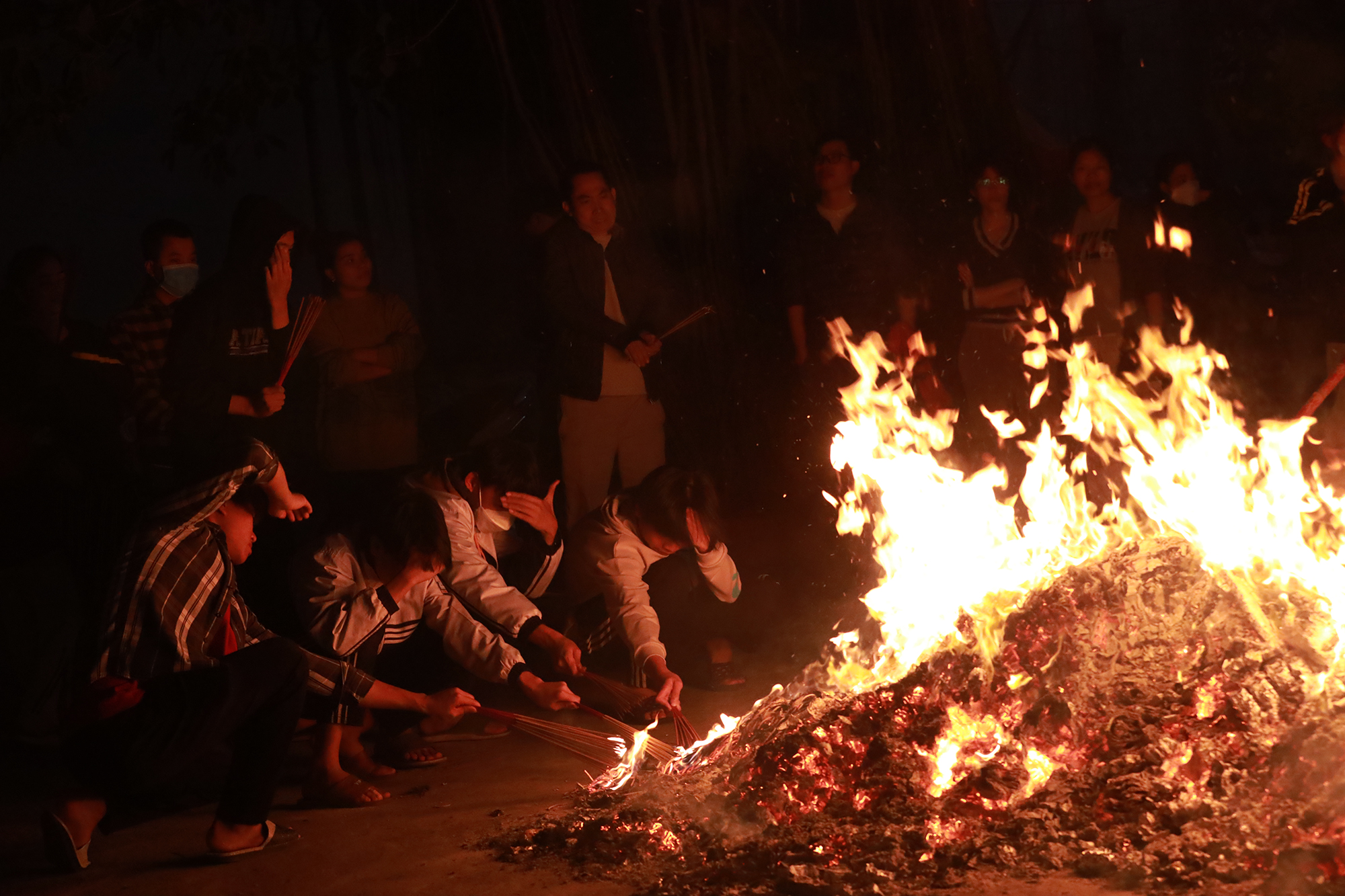 Độc đáo lễ hội đốt cả 'núi' vàng mã cho dân làng lấy đỏ ở Hà Nội - Ảnh 6.