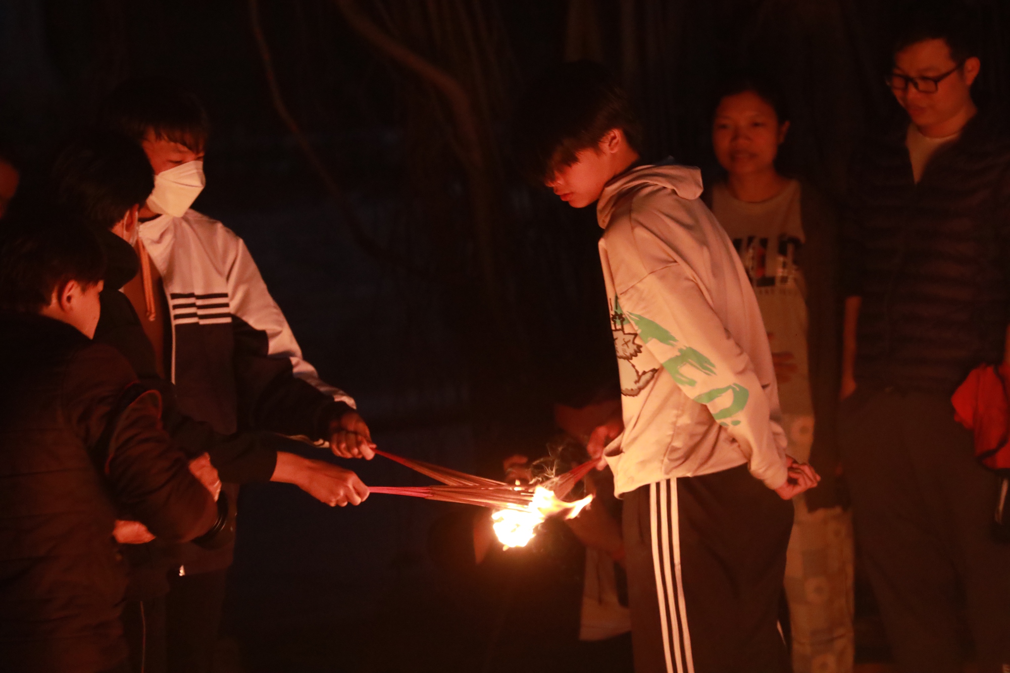 Độc đáo lễ hội đốt cả 'núi' vàng mã cho dân làng lấy đỏ ở Hà Nội - Ảnh 10.