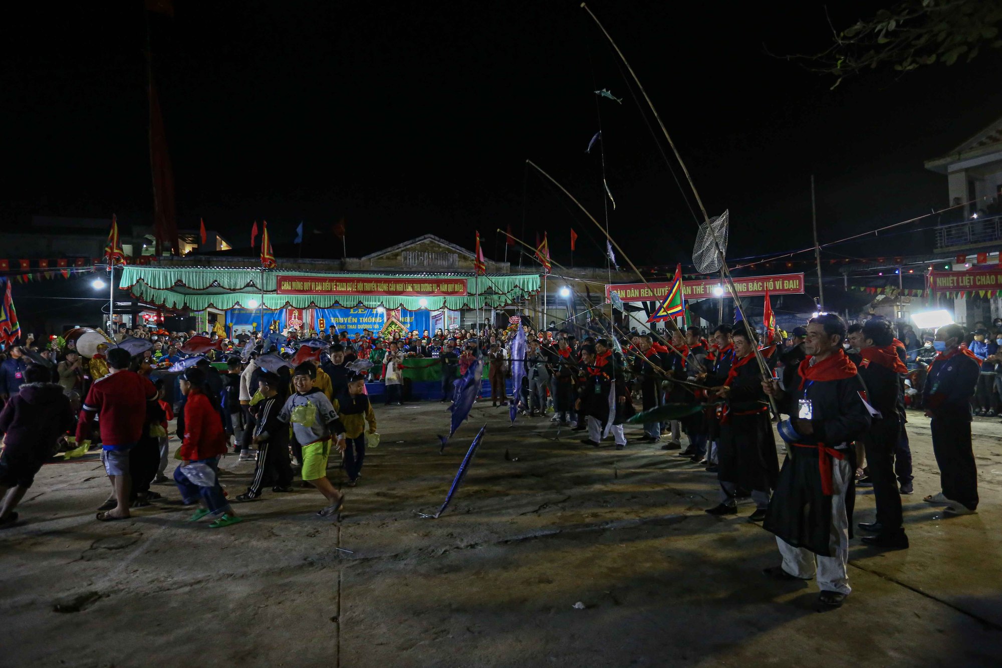 'Chen chân' dự lễ cầu ngư lớn nhất cố đô Huế - Ảnh 8.