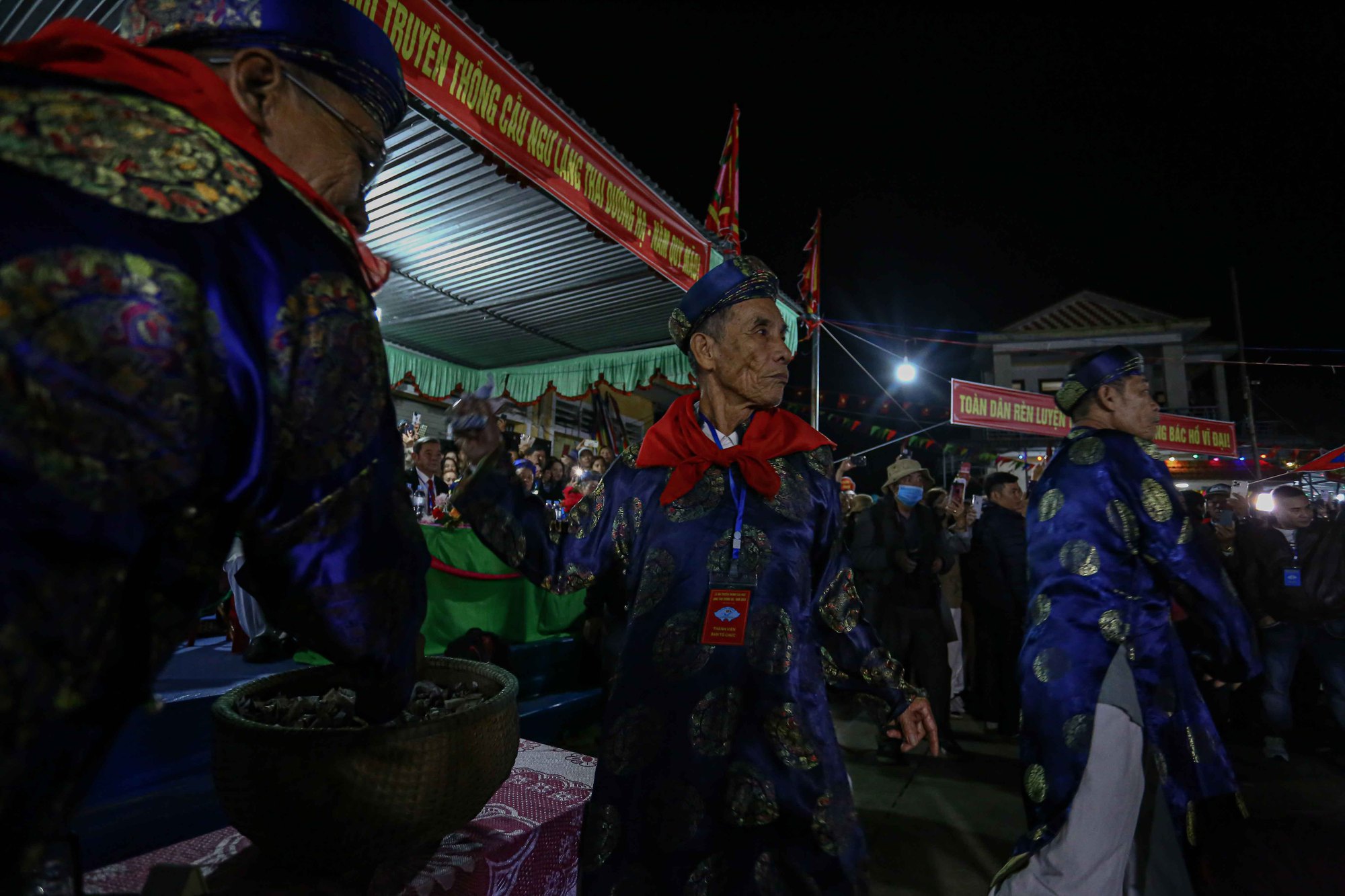 'Chen chân' dự lễ cầu ngư lớn nhất cố đô Huế - Ảnh 3.