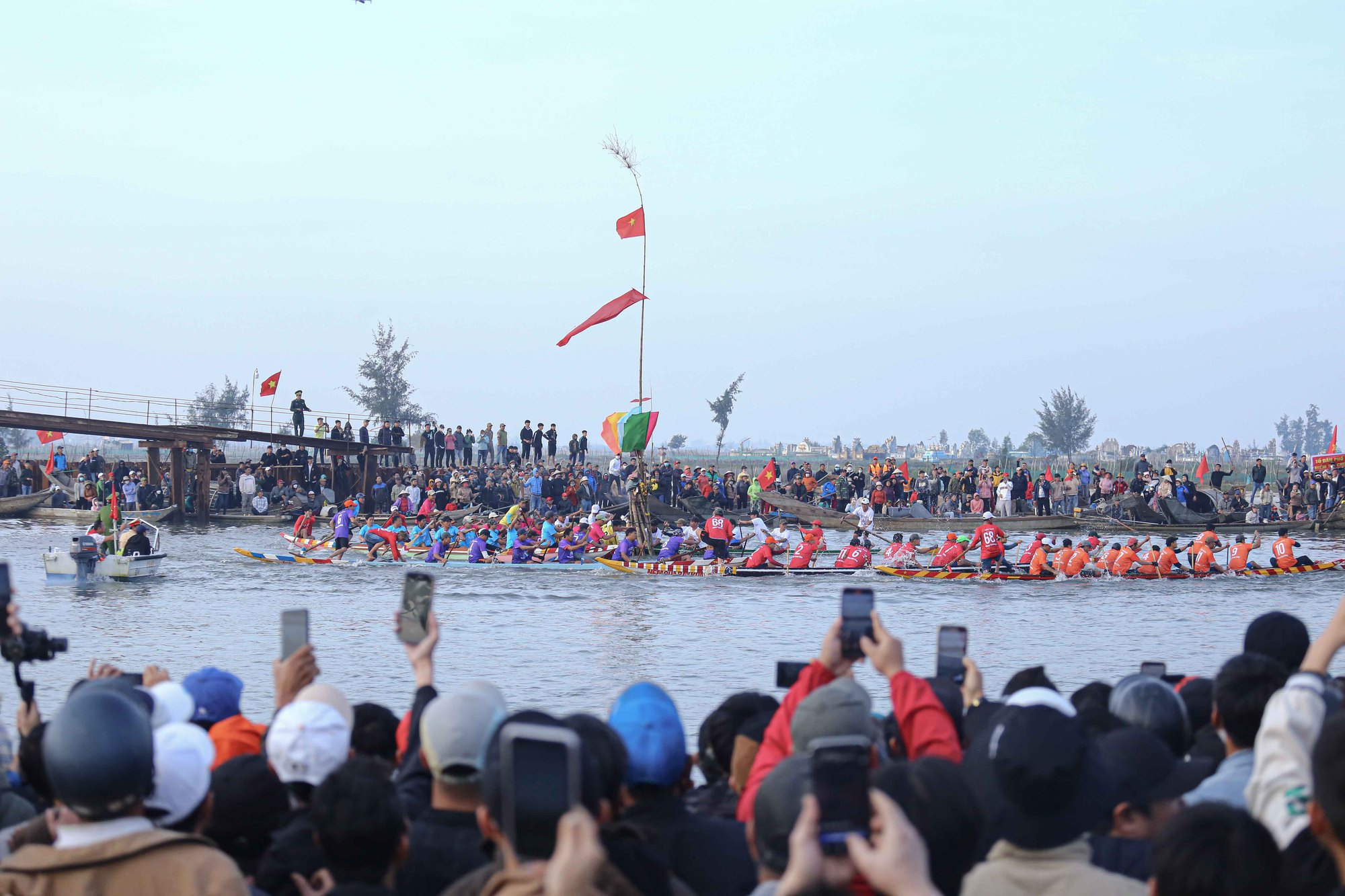 'Chen chân' dự lễ cầu ngư lớn nhất cố đô Huế - Ảnh 9.