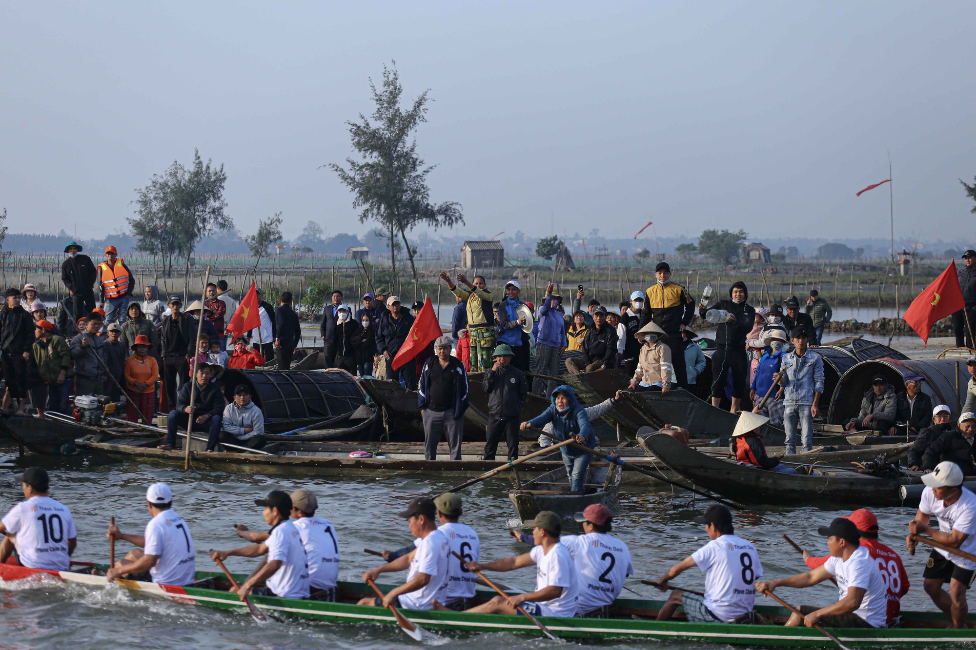 'Chen chân' dự lễ cầu ngư lớn nhất cố đô Huế - Ảnh 10.