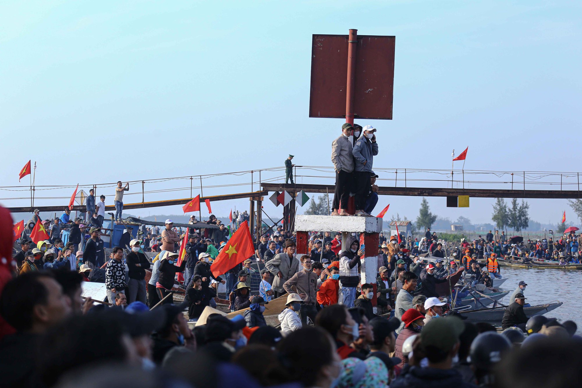 'Chen chân' dự lễ cầu ngư lớn nhất cố đô Huế - Ảnh 14.