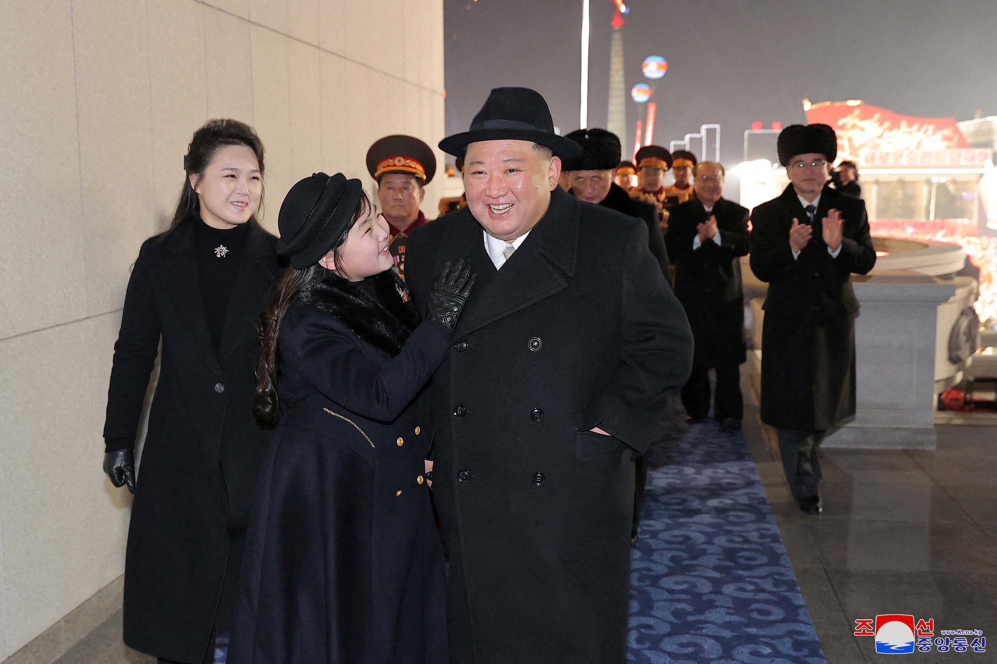 Con gái ông Kim Jong-un xuất hiện cùng cha tại cuộc diễu hành quân sự lớn - Ảnh 1.