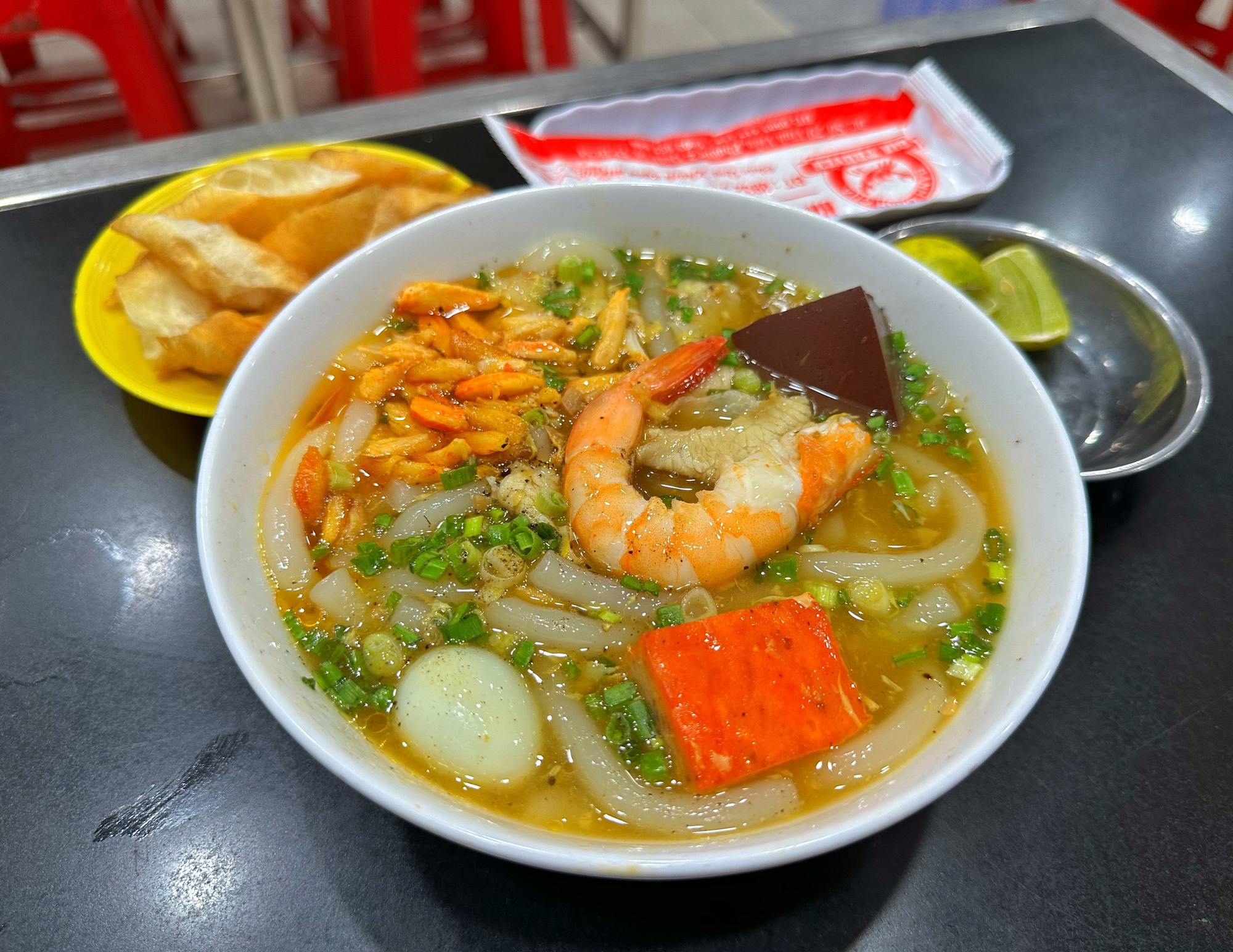 Vì sao quán bánh canh cua ngon có tiếng TP.HCM dời từ mặt tiền vào hẻm nhỏ? - Ảnh 6.