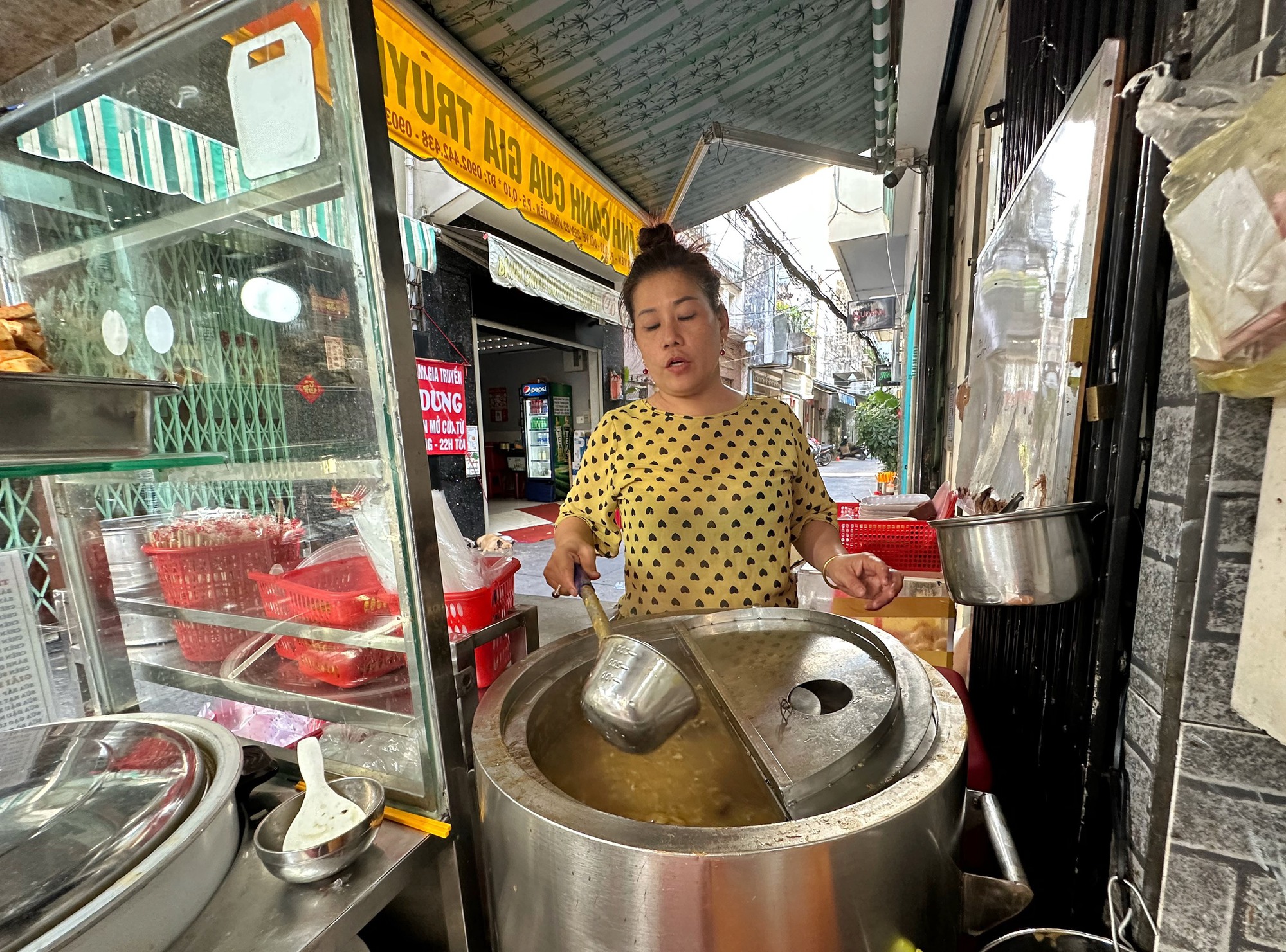 Vì sao quán bánh canh cua ngon có tiếng TP.HCM dời từ mặt tiền vào hẻm nhỏ? - Ảnh 4.