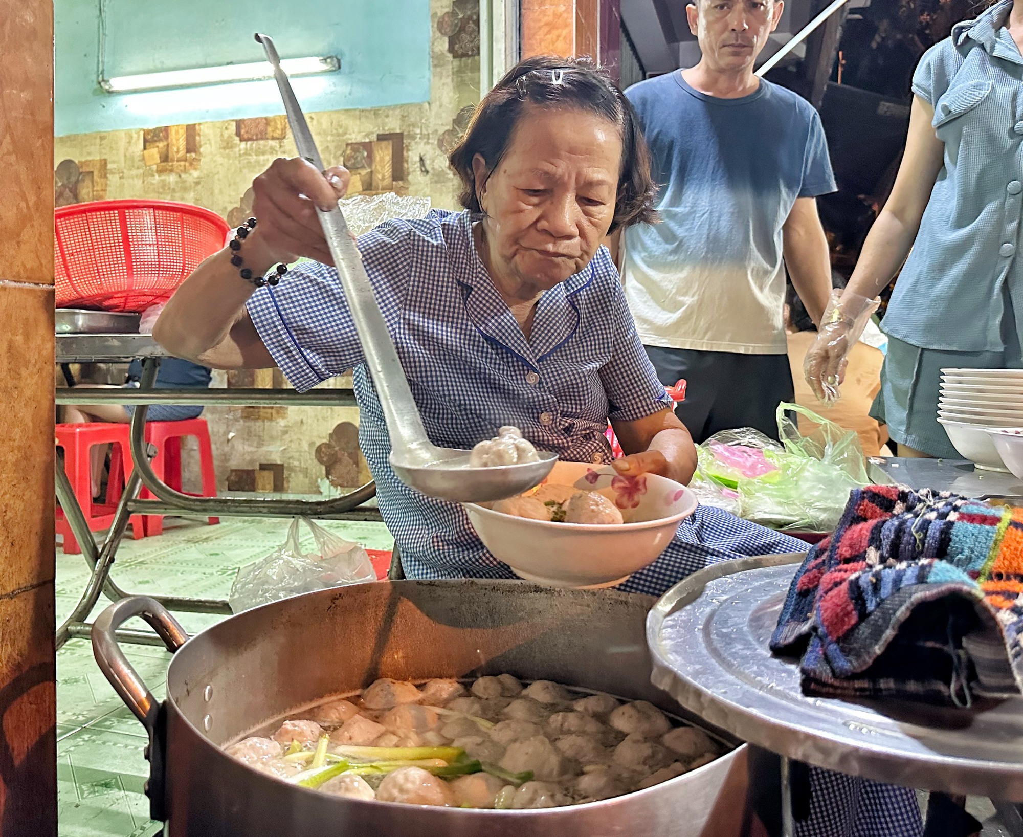 Quán bún TP.HCM bán giờ ‘nghiệt ngã’, ùn ùn khách: 40 năm ‘chung thủy’ một mặt bằng - Ảnh 6.