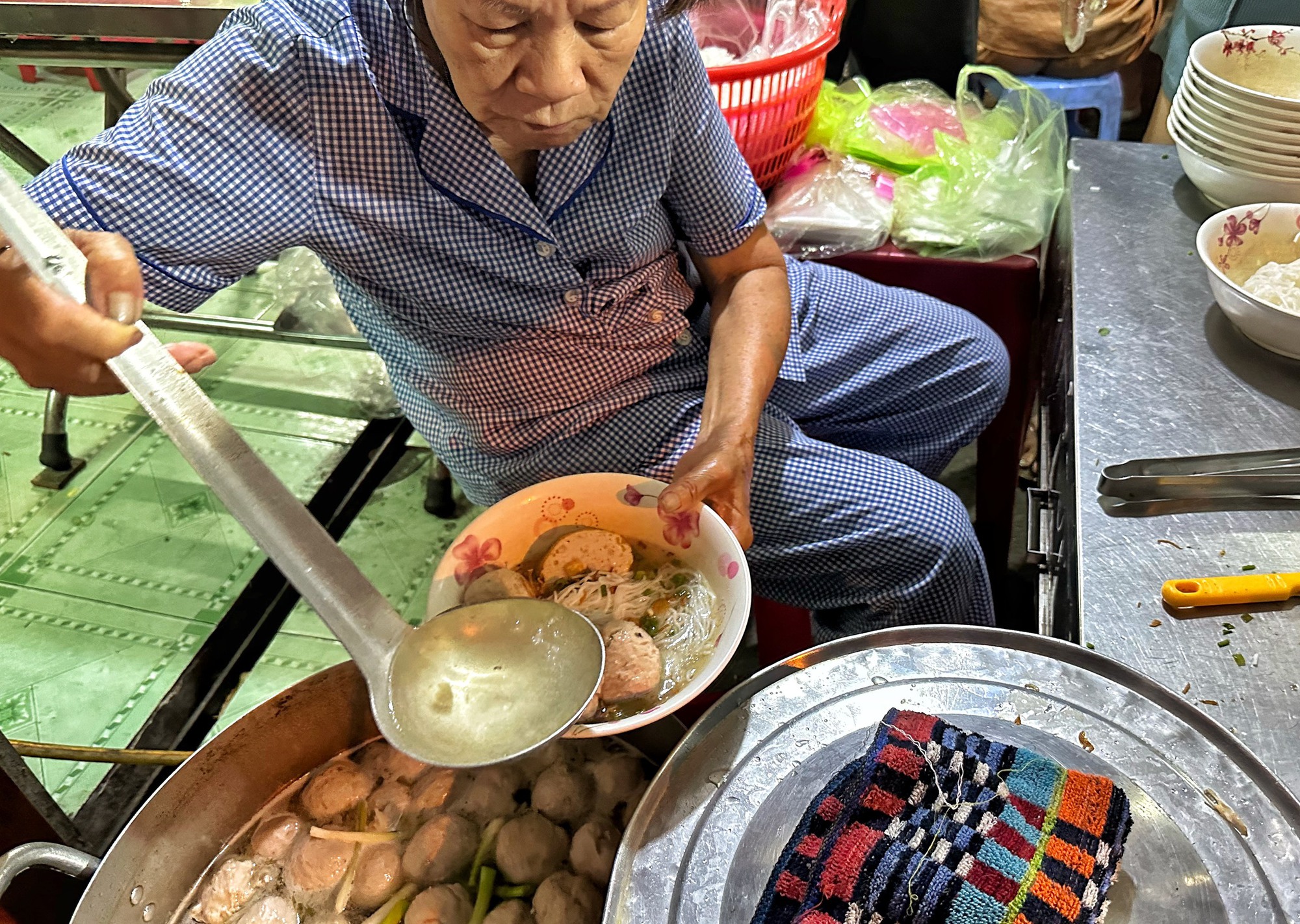 Quán bún TP.HCM bán giờ ‘nghiệt ngã’, ùn ùn khách: 40 năm ‘chung thủy’ một mặt bằng - Ảnh 4.