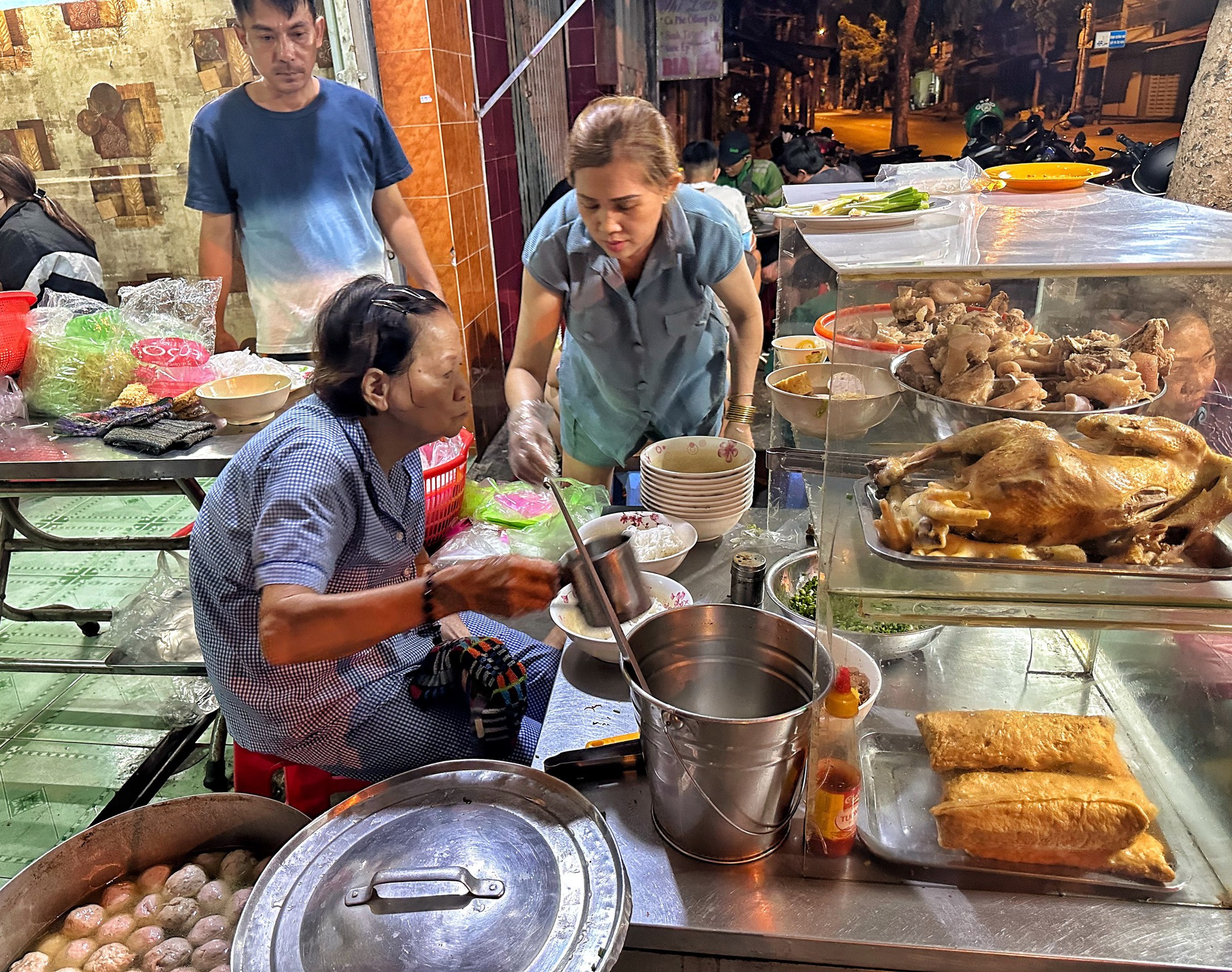 Quán bún TP.HCM bán giờ ‘nghiệt ngã’, ùn ùn khách: 40 năm ‘chung thủy’ một mặt bằng - Ảnh 2.