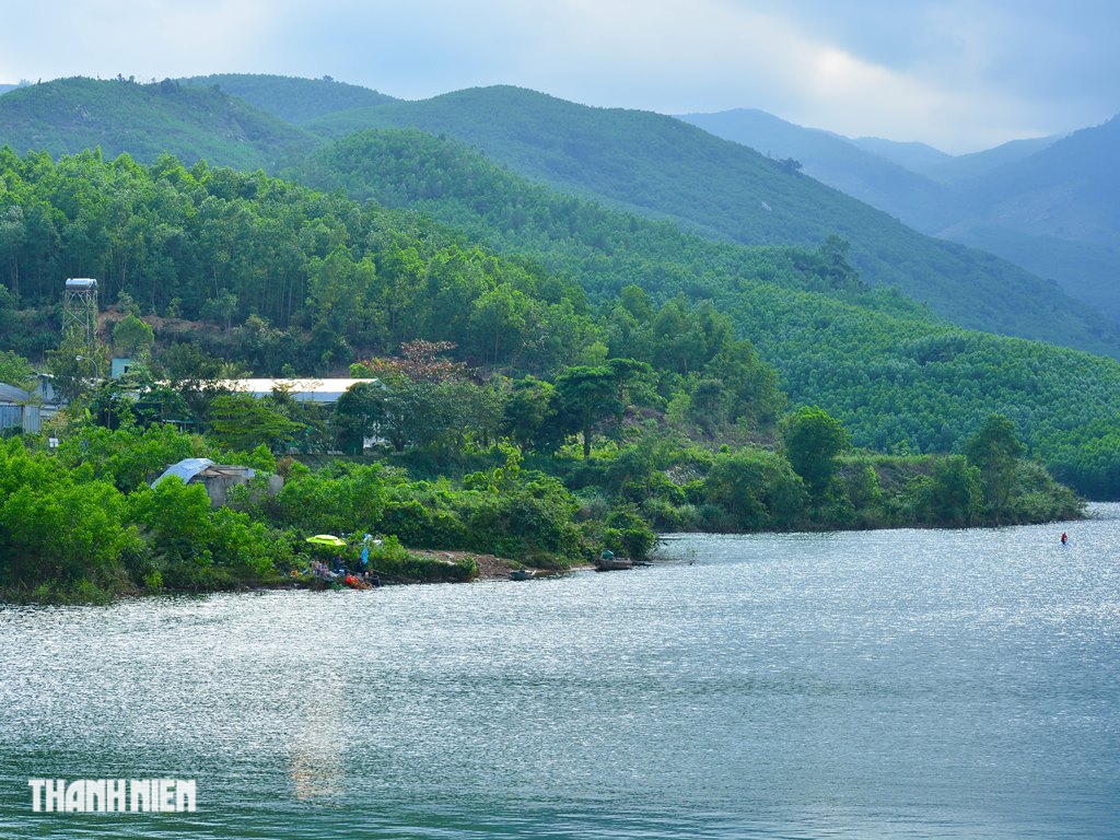 Cảnh đẹp như tranh vẽ ở hồ Đồng Xanh - Ảnh 4.