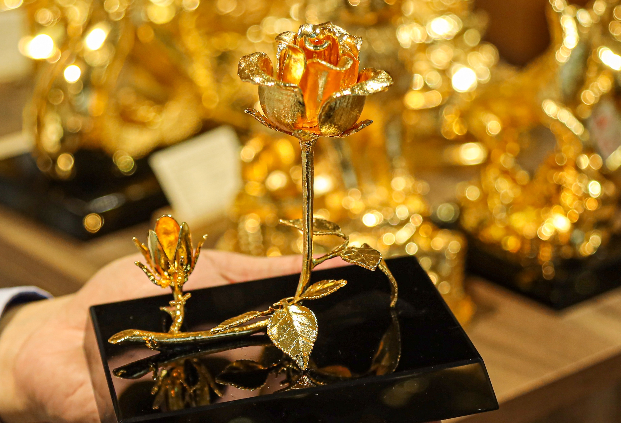 Hoa hồng mạ vàng 24K giá bạc triệu hút khách trước ngày Valentine - Ảnh 6.