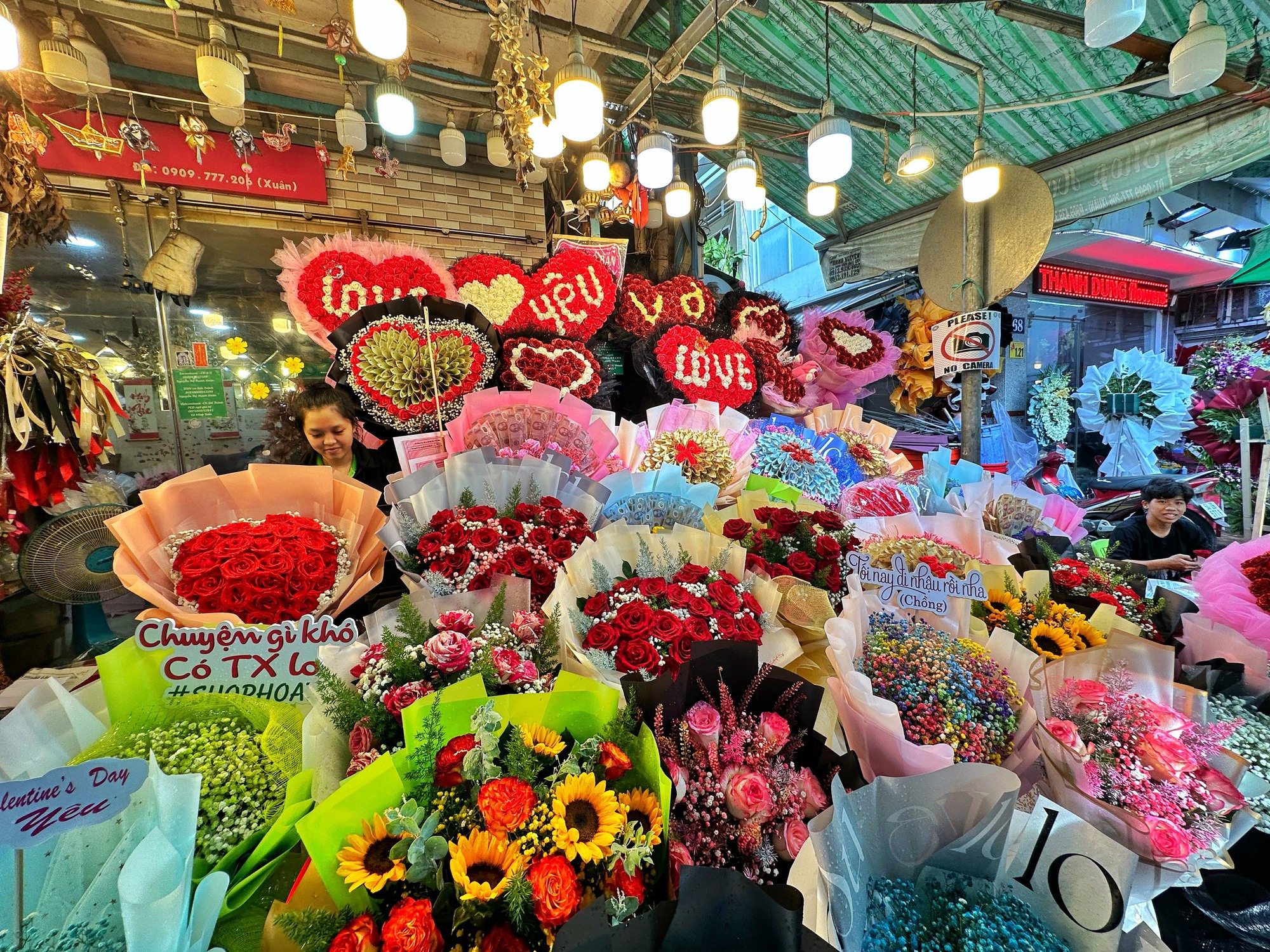 Ngày Valentine 14.2: Giá hoa hồng tăng, chủ shop TP.HCM thuê thêm nhân công bán liên tục - Ảnh 10.