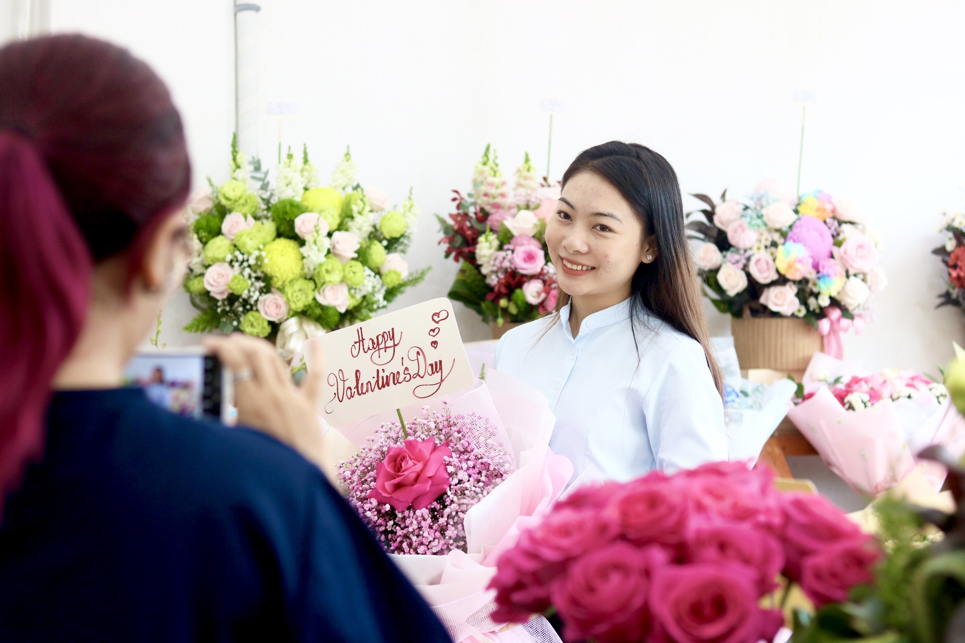 Ngày Valentine 14.2: Giá hoa hồng tăng, chủ shop TP.HCM thuê thêm nhân công bán liên tục - Ảnh 5.