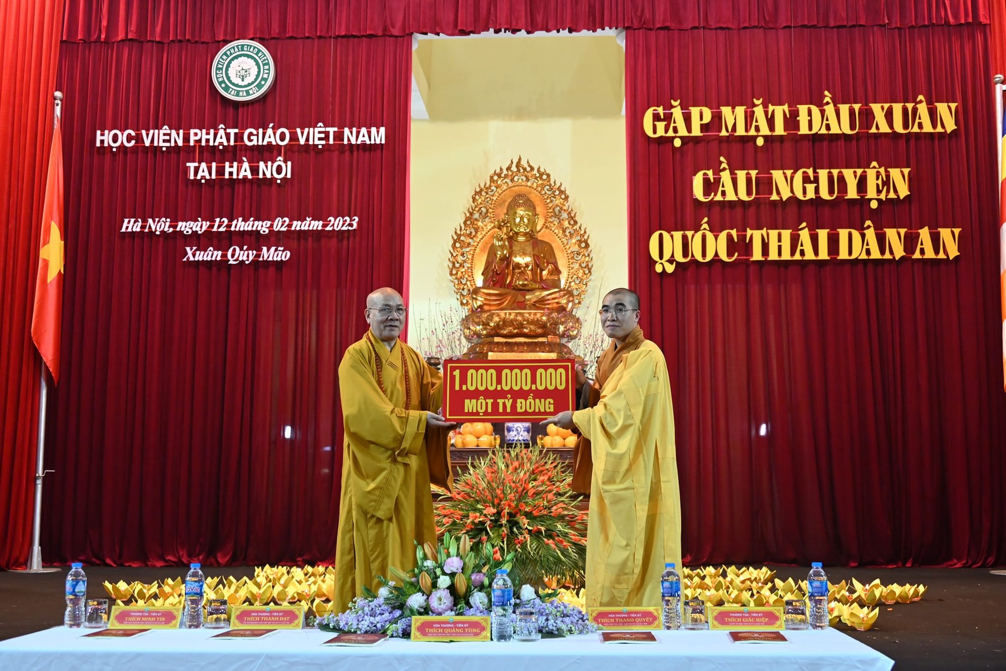 Chùa Ba Vàng cúng dường Học viện Phật giáo Việt Nam 1 tỉ đồng - Ảnh 1.