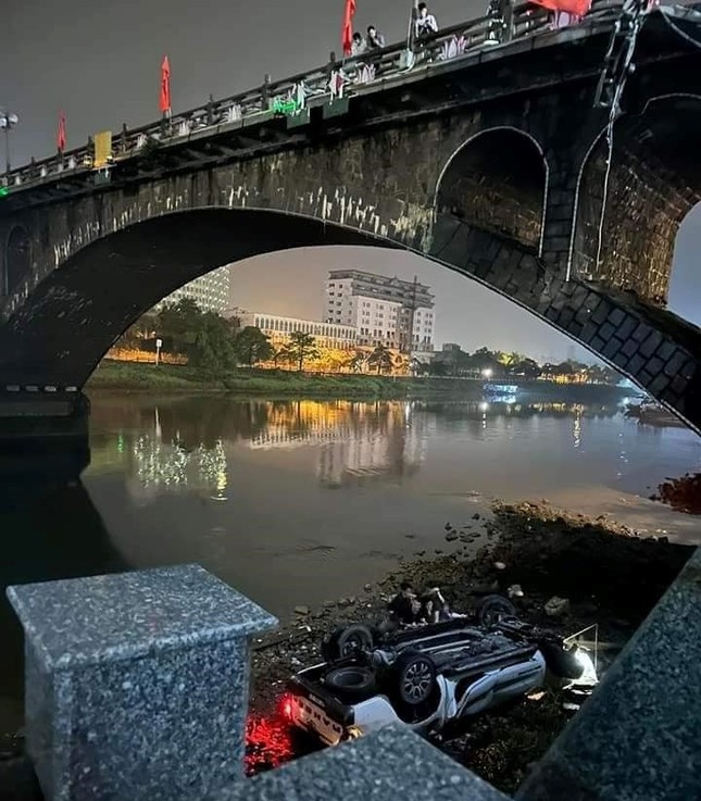 Quảng Ninh: Xe bán tải rơi xuống sông biên giới Móng Cái, 3 người thương vong - Ảnh 2.