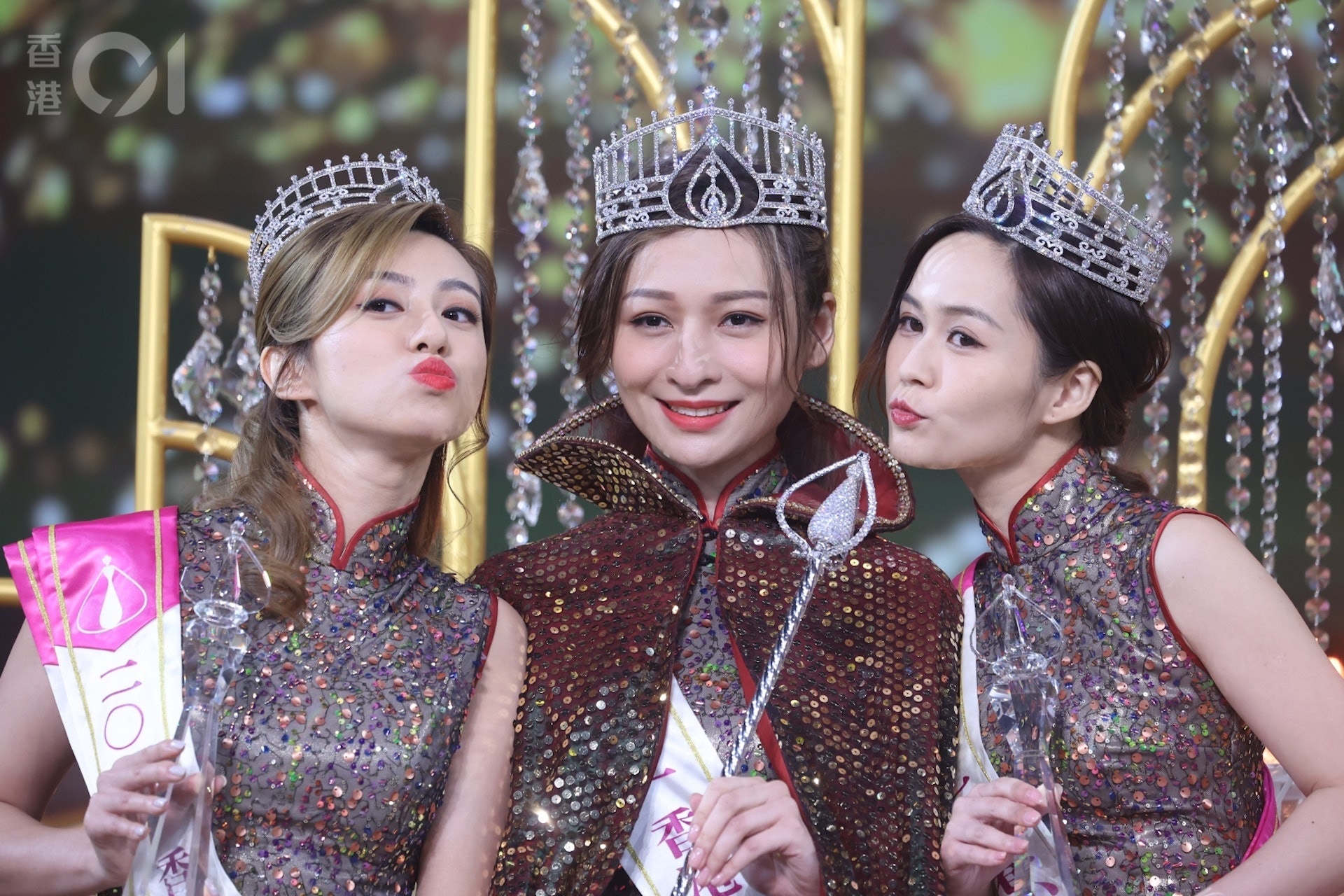 Hoa hậu, Á hậu Hồng Kông 2022 liên tục vướng thị phi - Ảnh 1.