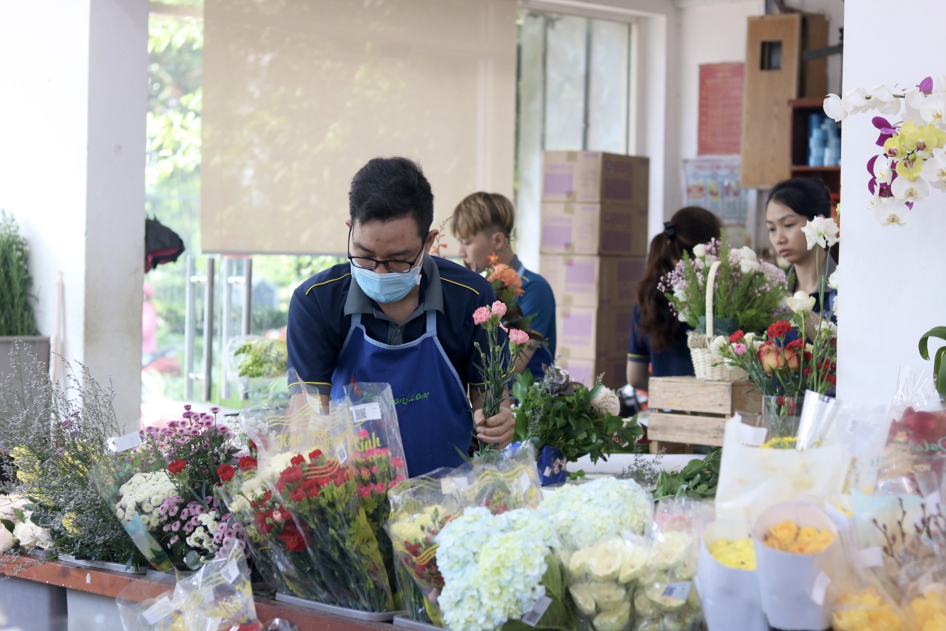 Ngày Valentine 14.2: Giá hoa hồng tăng, chủ shop TP.HCM thuê thêm nhân công bán liên tục - Ảnh 4.