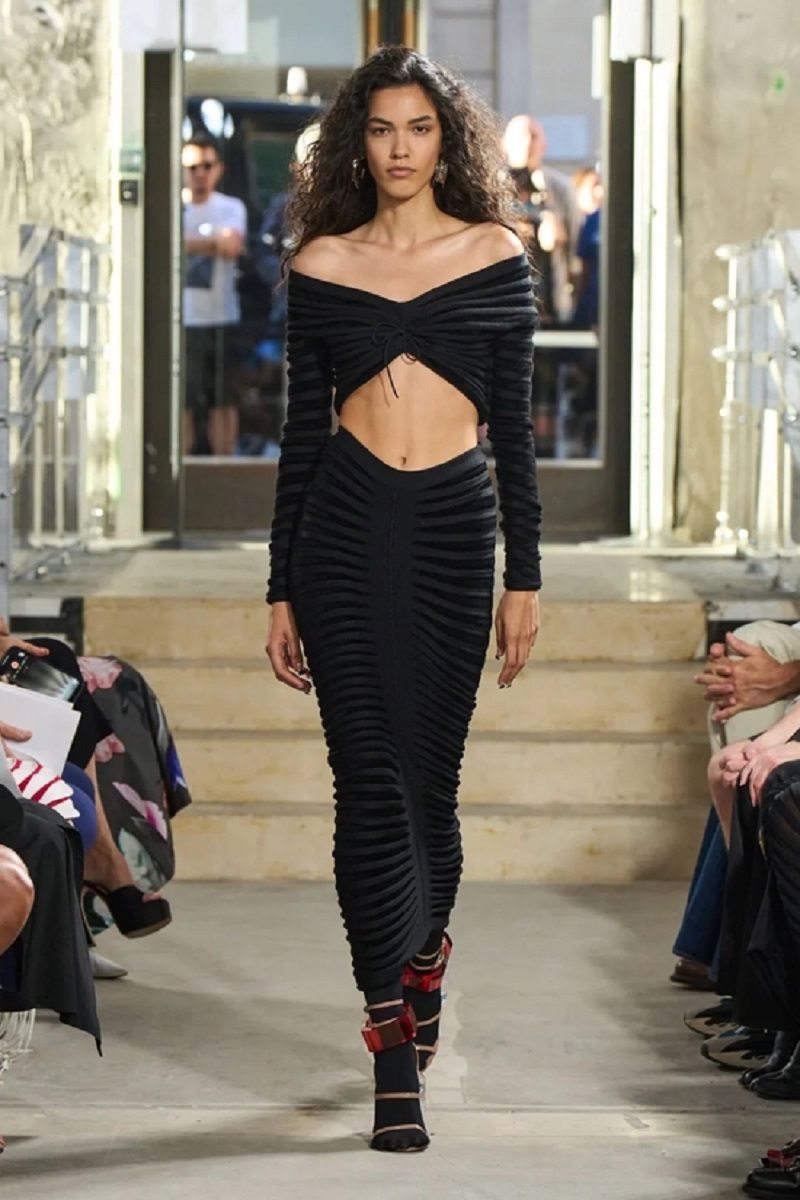 Knitwear with many sexy designs appeared on the runway Spring Summer ...