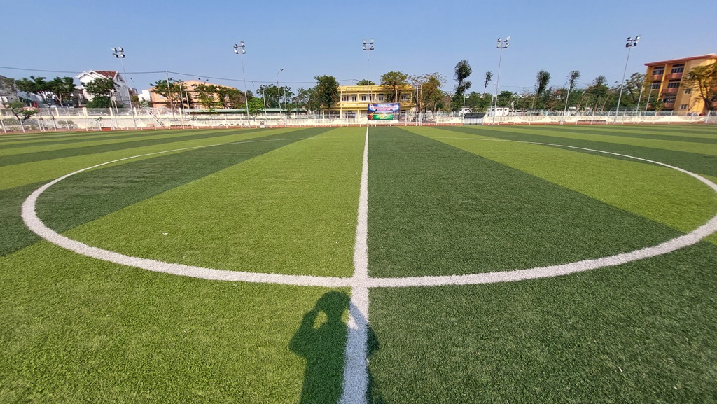 Cận cảnh sân bóng đẹp sẵn sàng cho các trận đấu tại khu vực miền Trung - Ảnh 9.