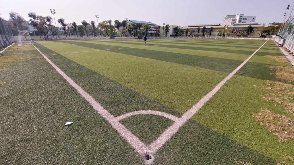 Cận cảnh sân bóng đẹp sẵn sàng cho các trận đấu tại khu vực miền Trung - Ảnh 3.