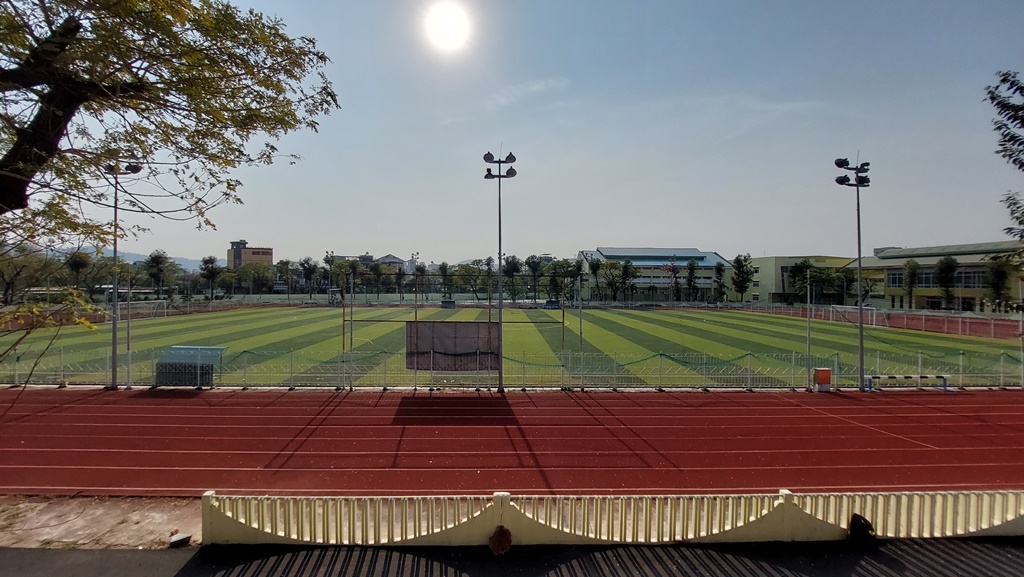 Cận cảnh sân bóng đẹp sẵn sàng cho các trận đấu tại khu vực miền Trung - Ảnh 2.