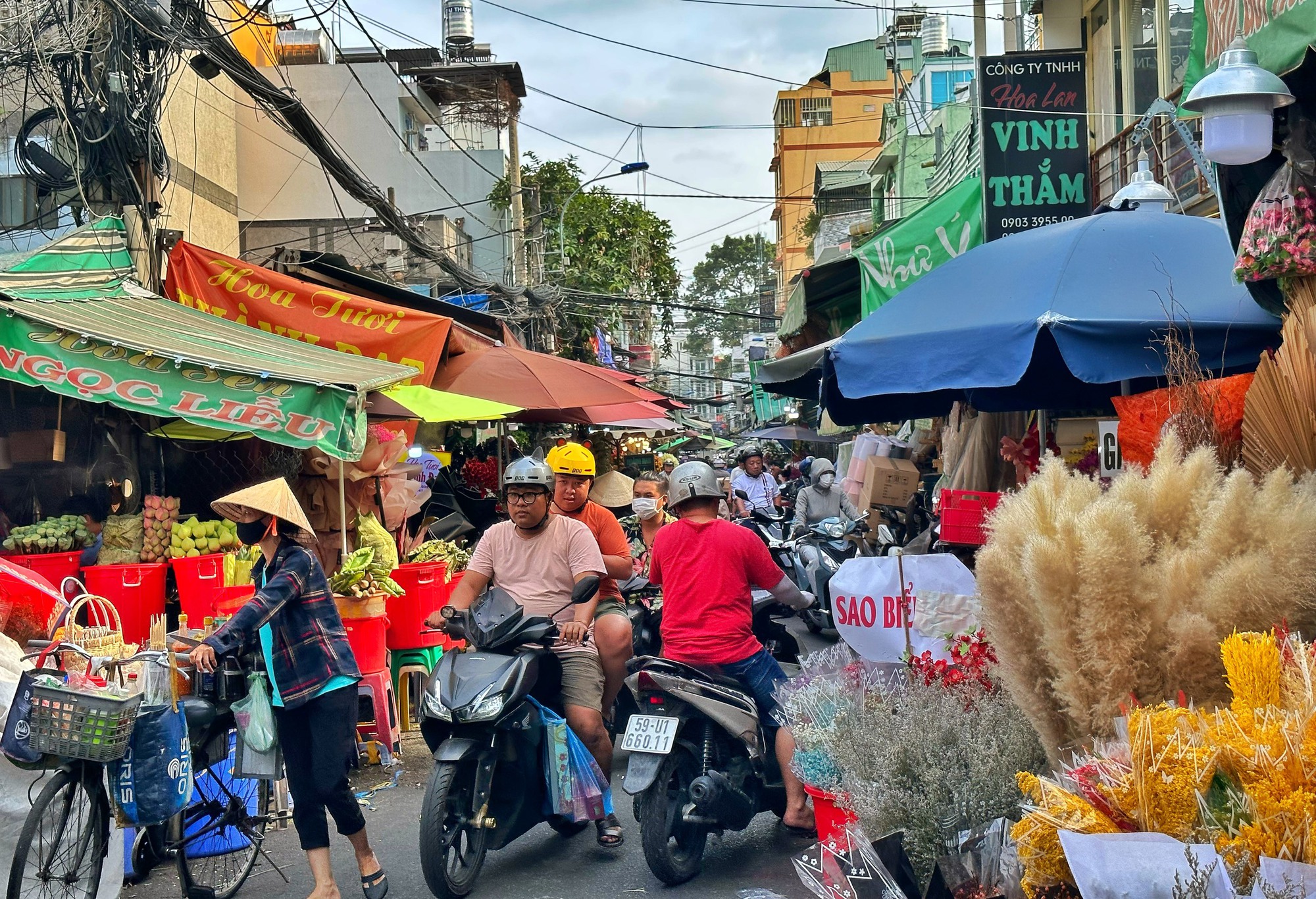 Ngày Valentine 14.2: Giá hoa hồng tăng, chủ shop TP.HCM thuê thêm nhân công bán liên tục - Ảnh 7.