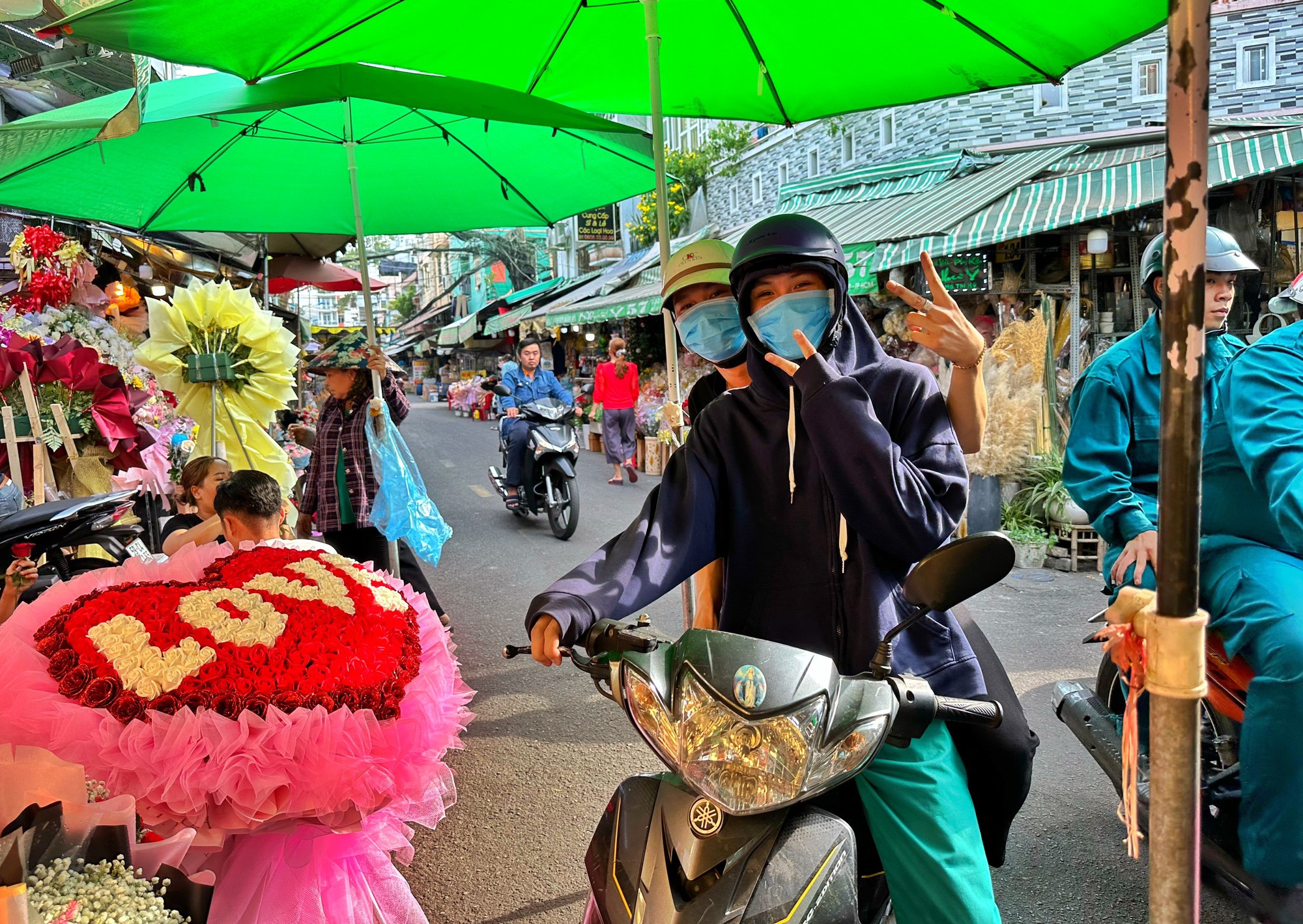 Ngày Valentine 14.2: Giá hoa hồng tăng, chủ shop TP.HCM thuê thêm nhân công bán liên tục - Ảnh 9.