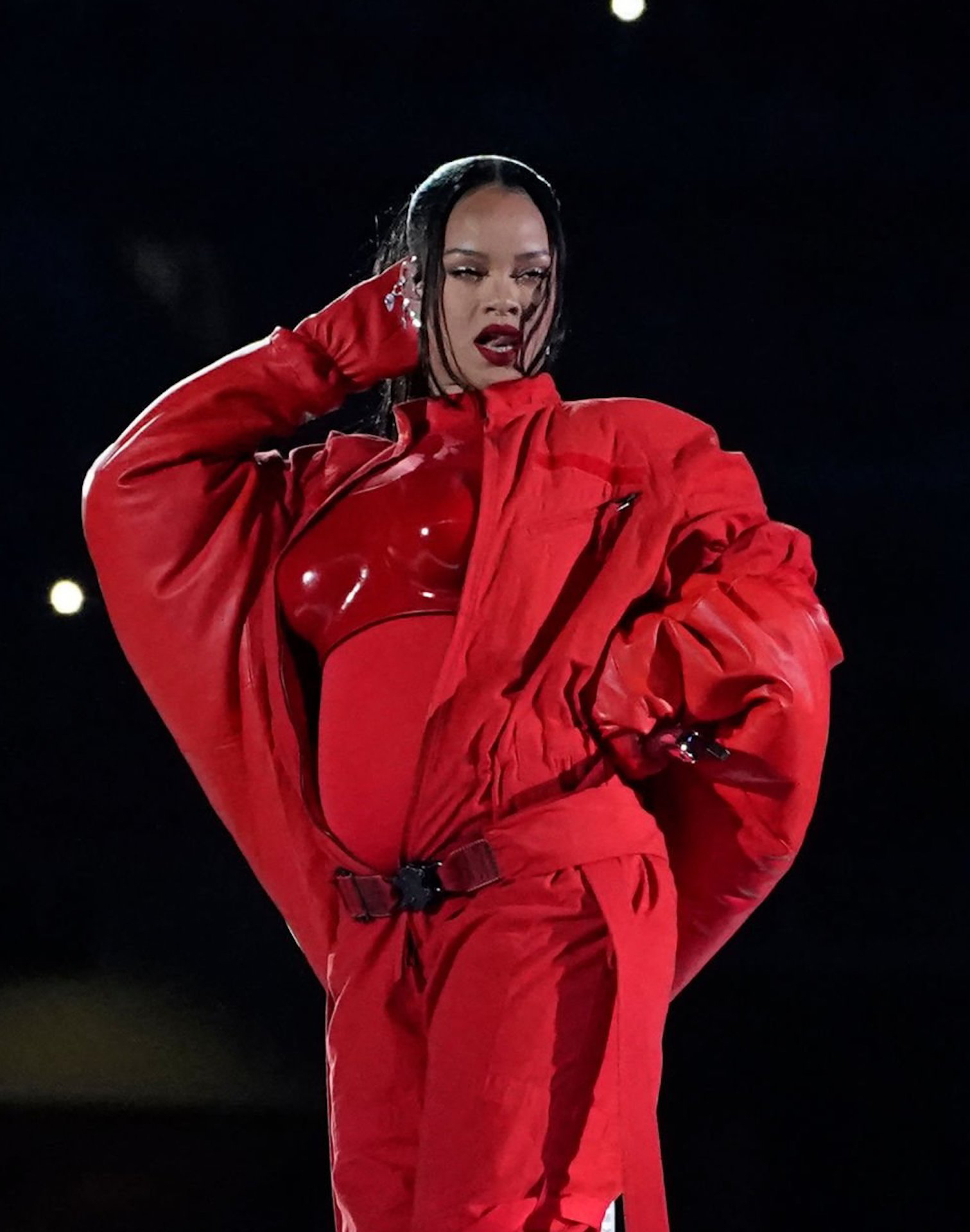 Rihanna xác nhận mang thai sau màn trình diễn gây sốt tại Super Bowl