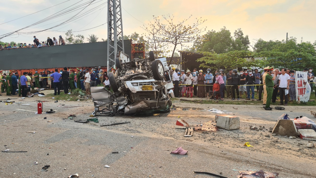 Cận cảnh hiện trường vụ tai nạn đặc biệt nghiêm trọng tại Quảng Nam - Ảnh 1.