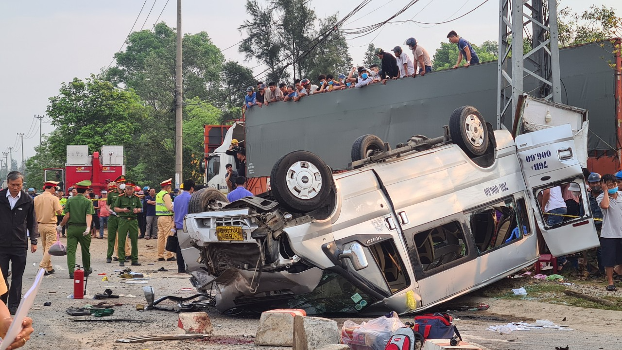 Cận cảnh hiện trường vụ tai nạn đặc biệt nghiêm trọng tại Quảng Nam