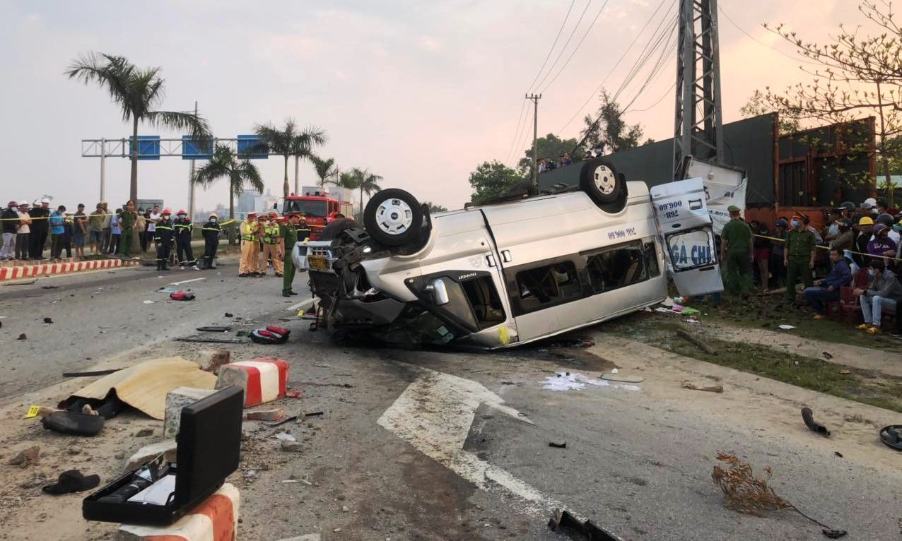 Cận cảnh hiện trường vụ tai nạn đặc biệt nghiêm trọng tại Quảng Nam - Ảnh 3.