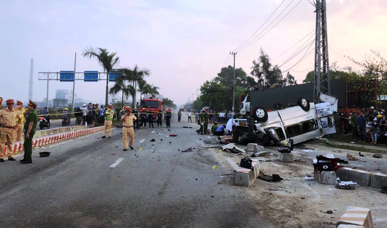 Cận cảnh hiện trường vụ tai nạn đặc biệt nghiêm trọng tại Quảng Nam - Ảnh 6.