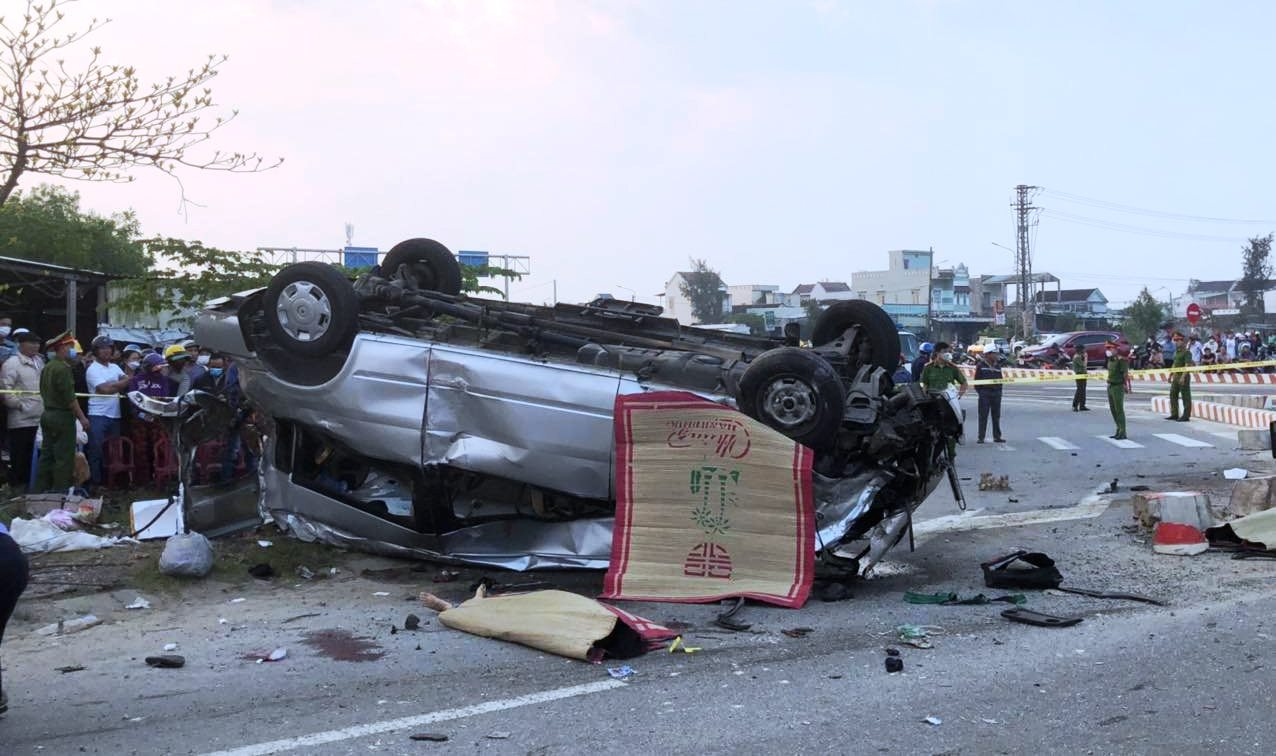 Cận cảnh hiện trường vụ tai nạn đặc biệt nghiêm trọng tại Quảng Nam - Ảnh 7.