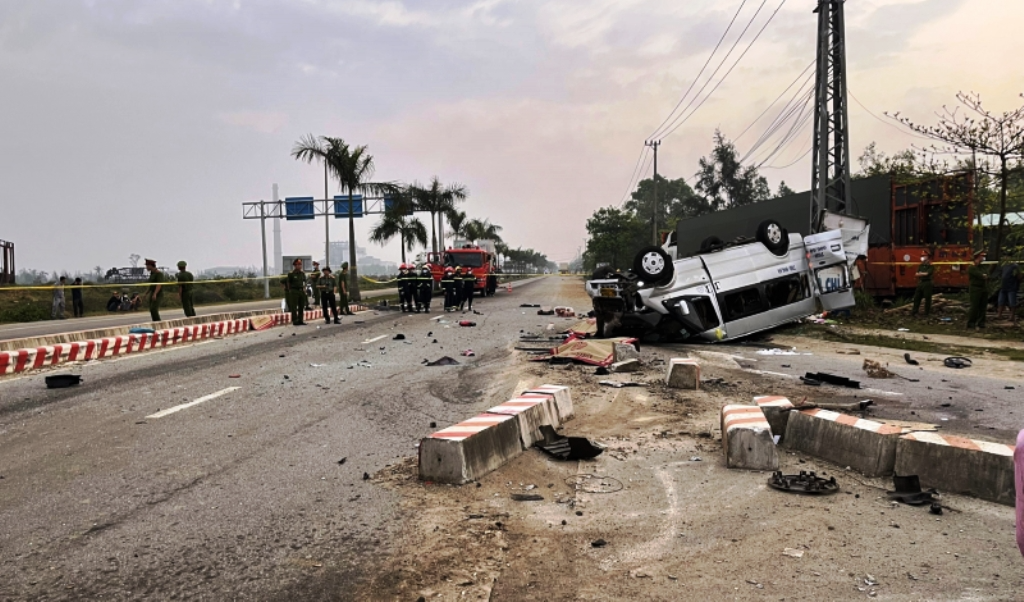 Cận cảnh hiện trường vụ tai nạn đặc biệt nghiêm trọng tại Quảng Nam - Ảnh 8.